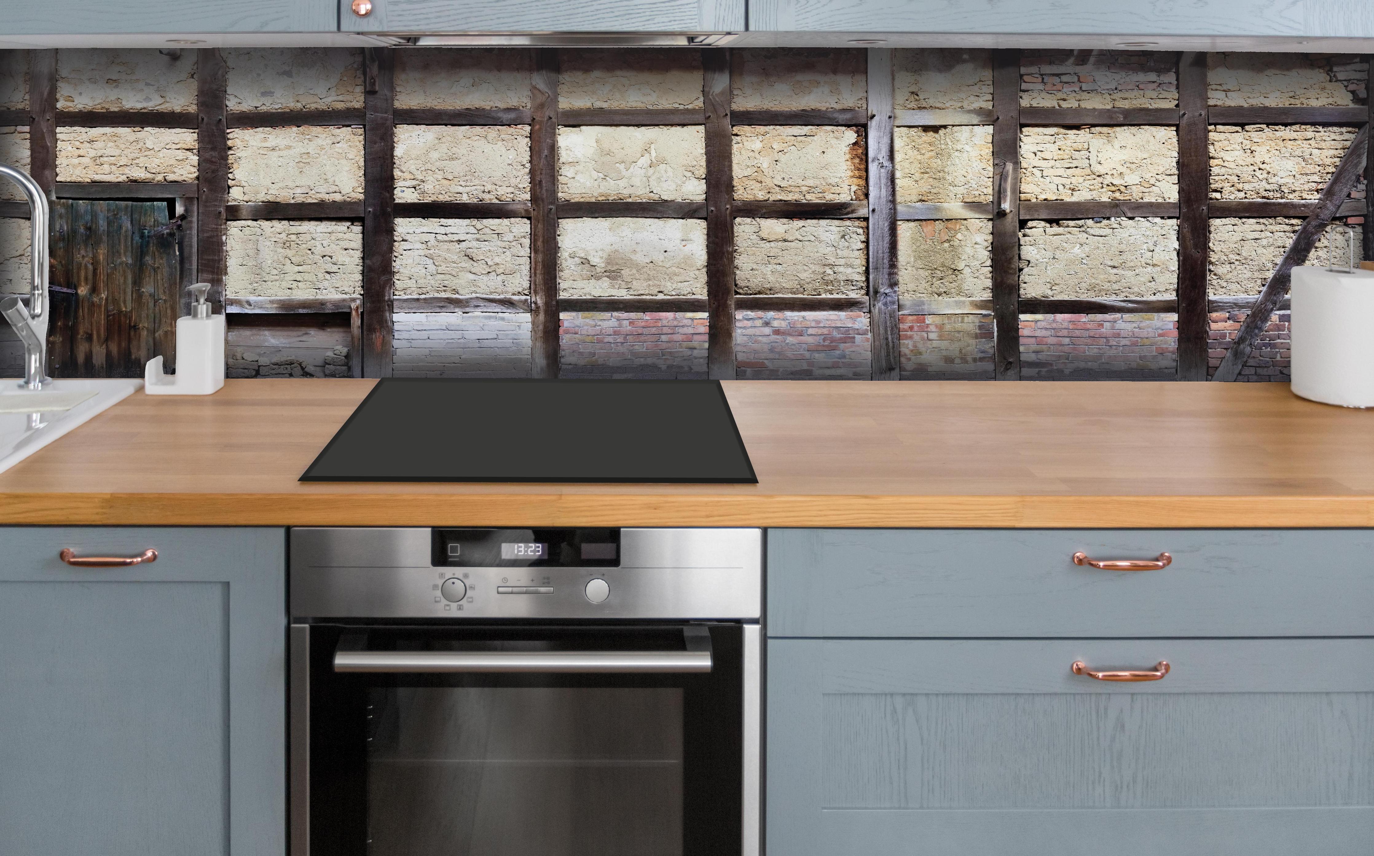 Küche - Eingang eines Deutschen Fachwerkhauses hinter weißen Hochglanz-Küchenregalen und schwarzem Wasserhahn