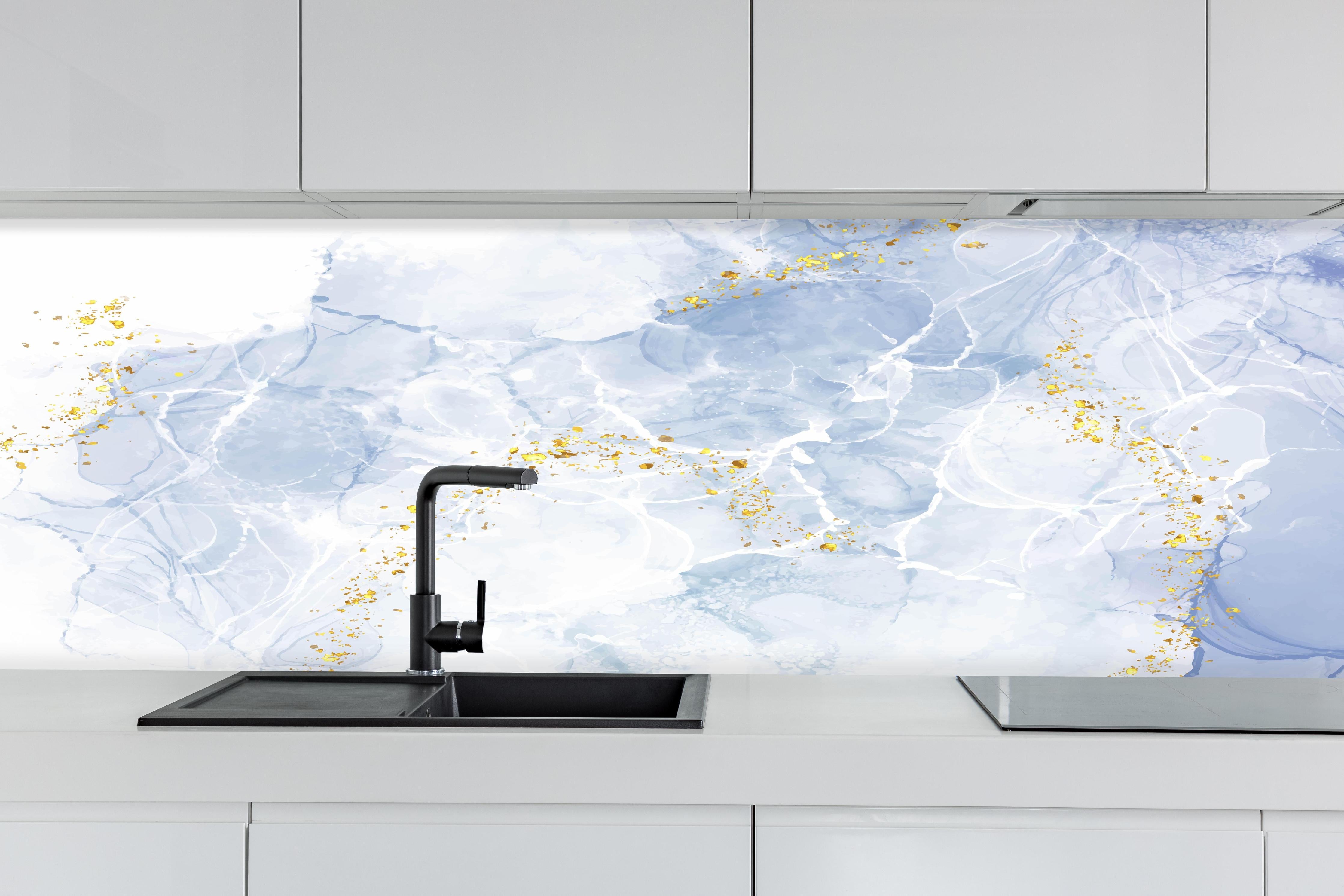 Küche - Eisiges Blau mit Goldakzenten hinter weißen Hochglanz-Küchenregalen und schwarzem Wasserhahn