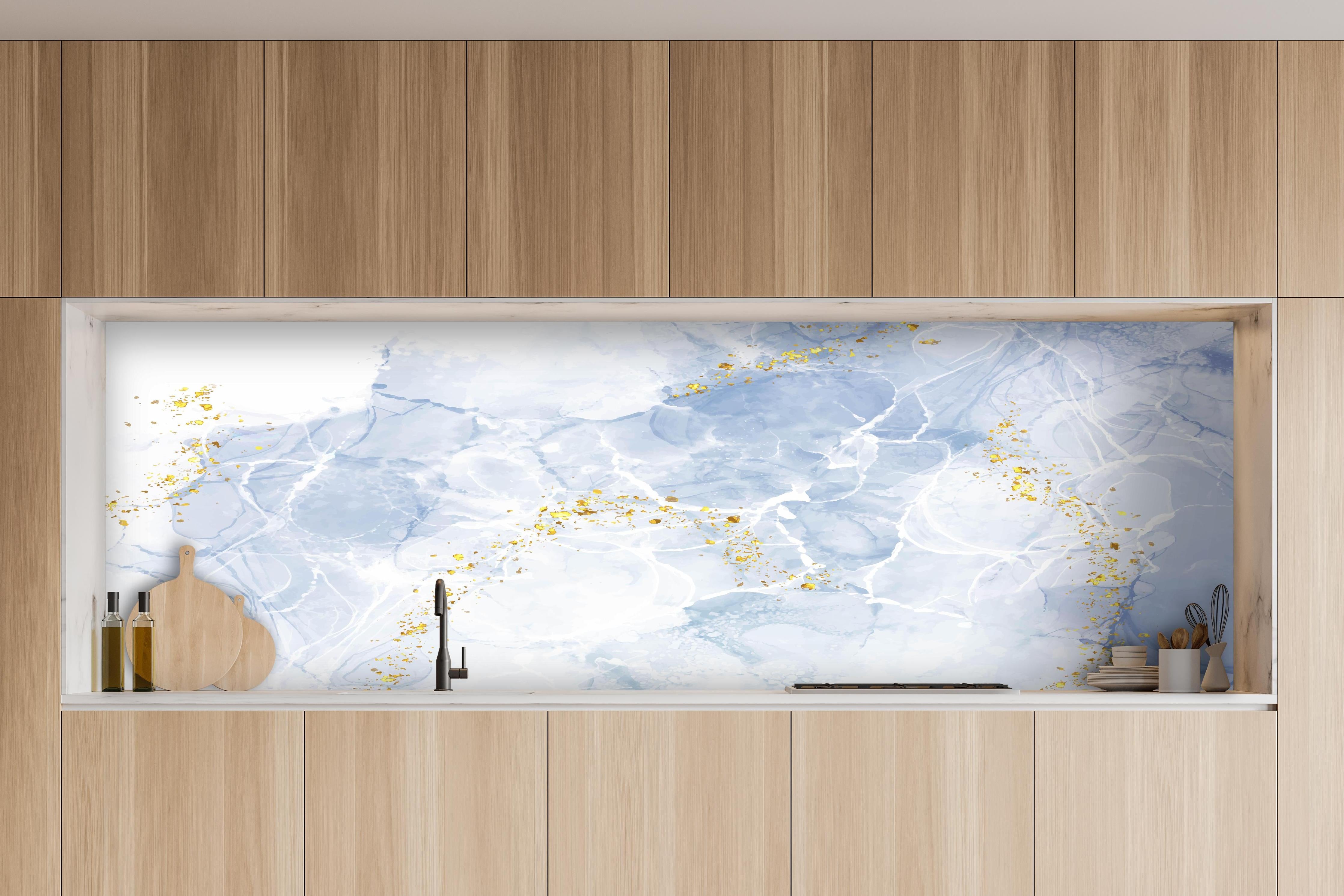 Küche - Eisiges Blau mit Goldakzenten hinter weißen Hochglanz-Küchenregalen und schwarzem Wasserhahn