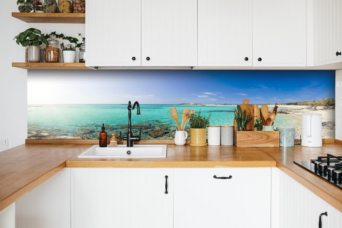 Küche - Elafonisi Strand Blaues Meer Panorama hinter weißen Hochglanz-Küchenregalen und schwarzem Wasserhahn