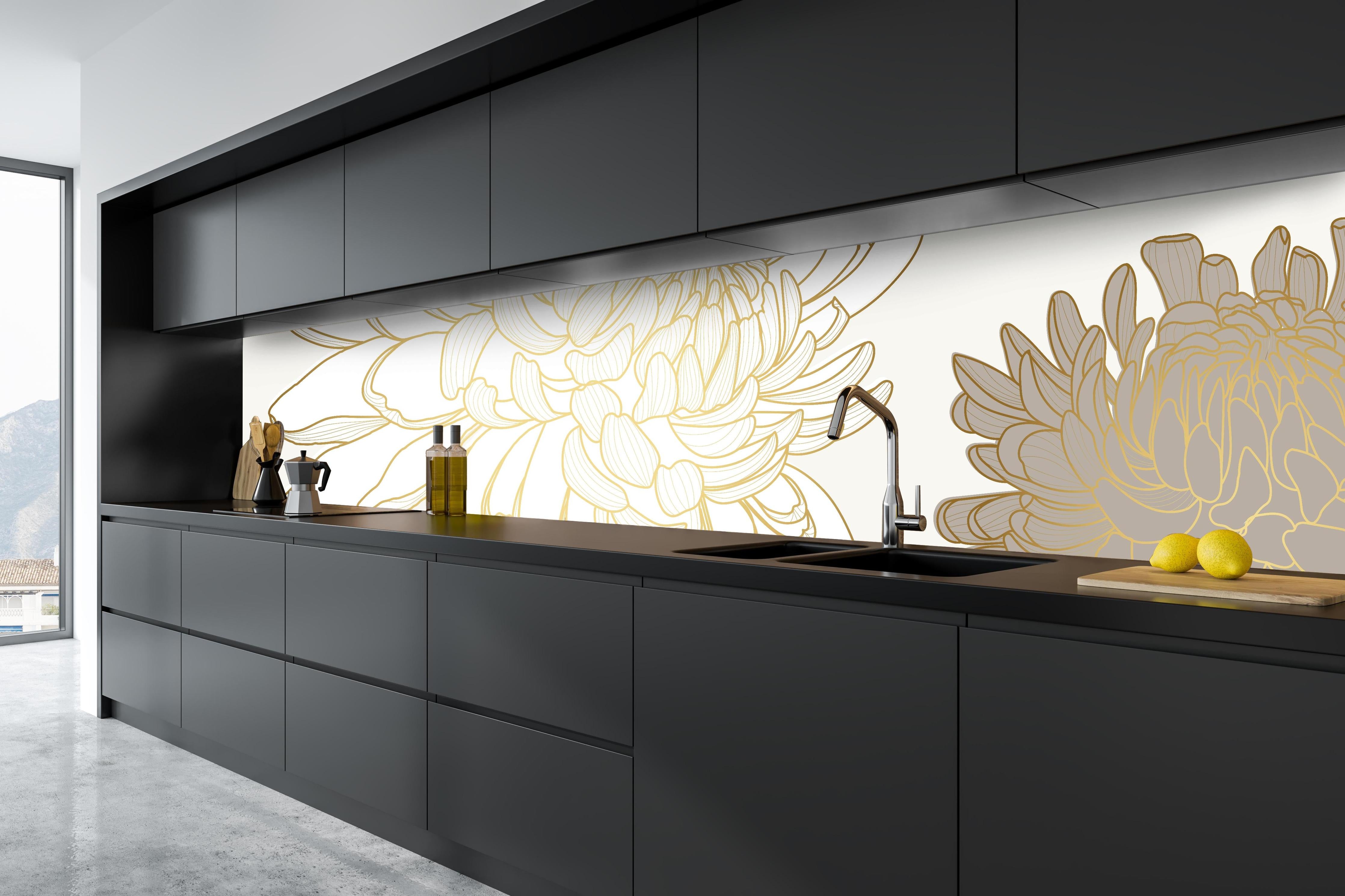 Küche - Elegante Beige Blumenillustration Kunst hinter weißen Hochglanz-Küchenregalen und schwarzem Wasserhahn