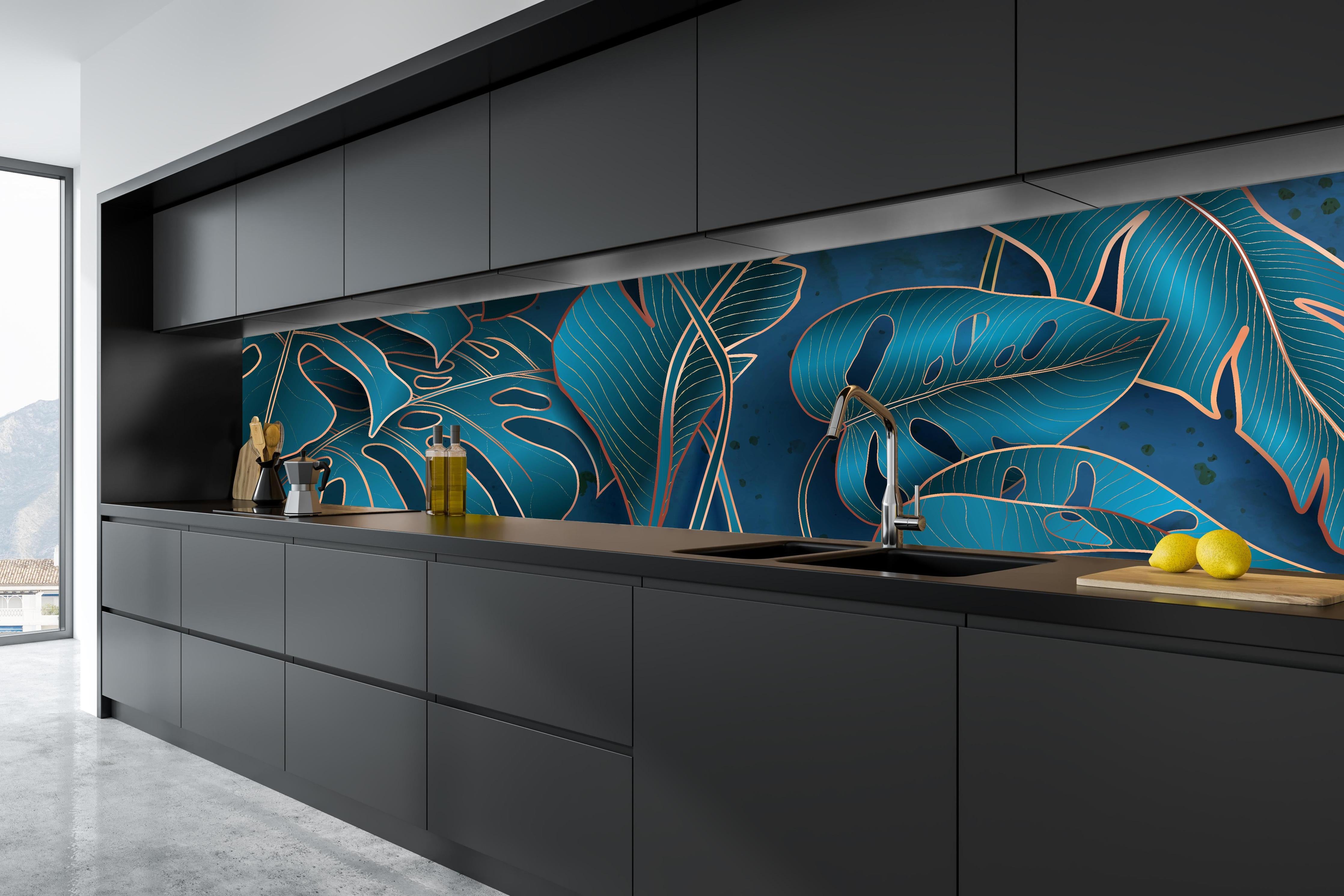 Küche - Elegante Blätter in Blau und Metallic-Tönen hinter weißen Hochglanz-Küchenregalen und schwarzem Wasserhahn