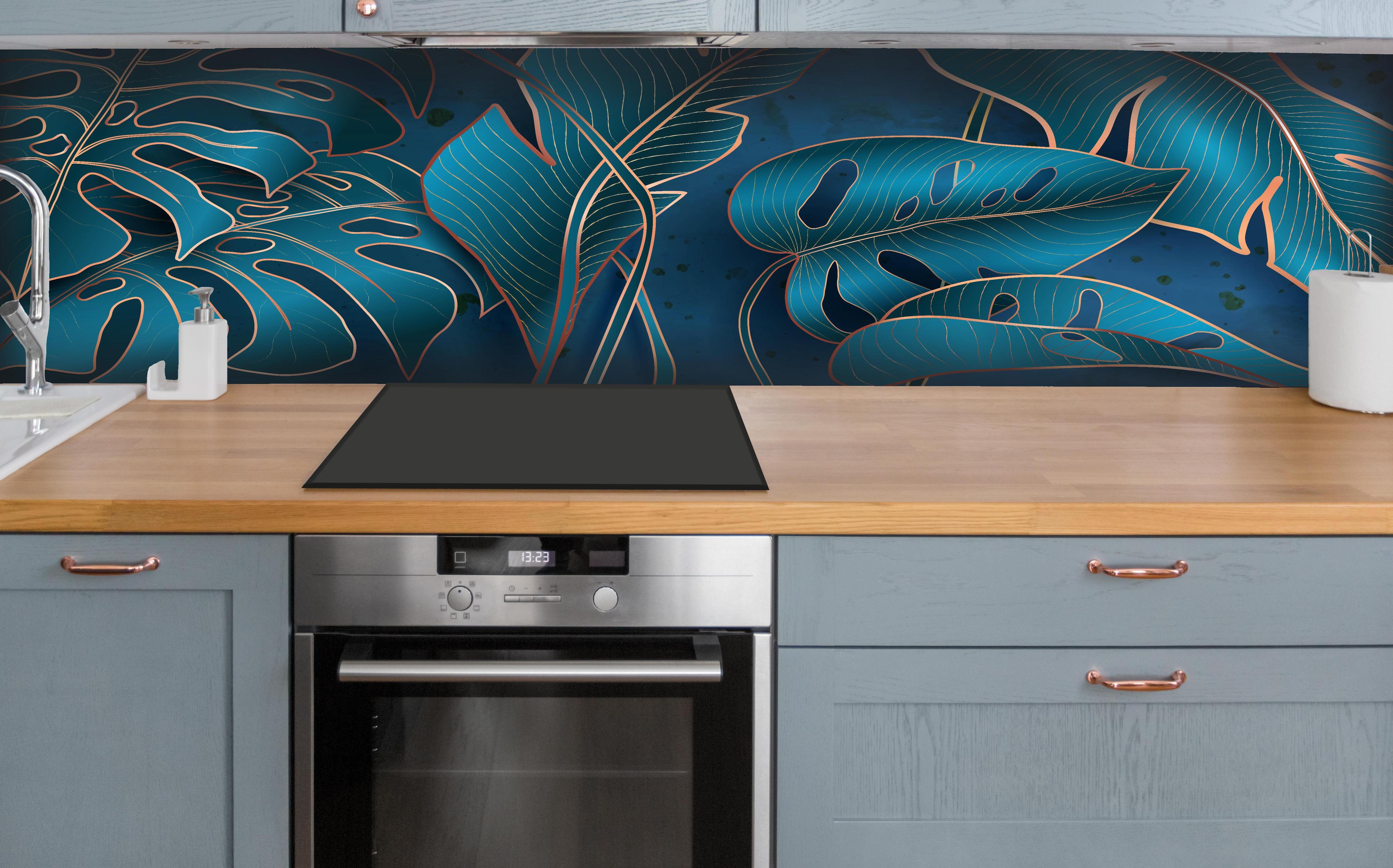 Küche - Elegante Blätter in Blau und Metallic-Tönen hinter weißen Hochglanz-Küchenregalen und schwarzem Wasserhahn