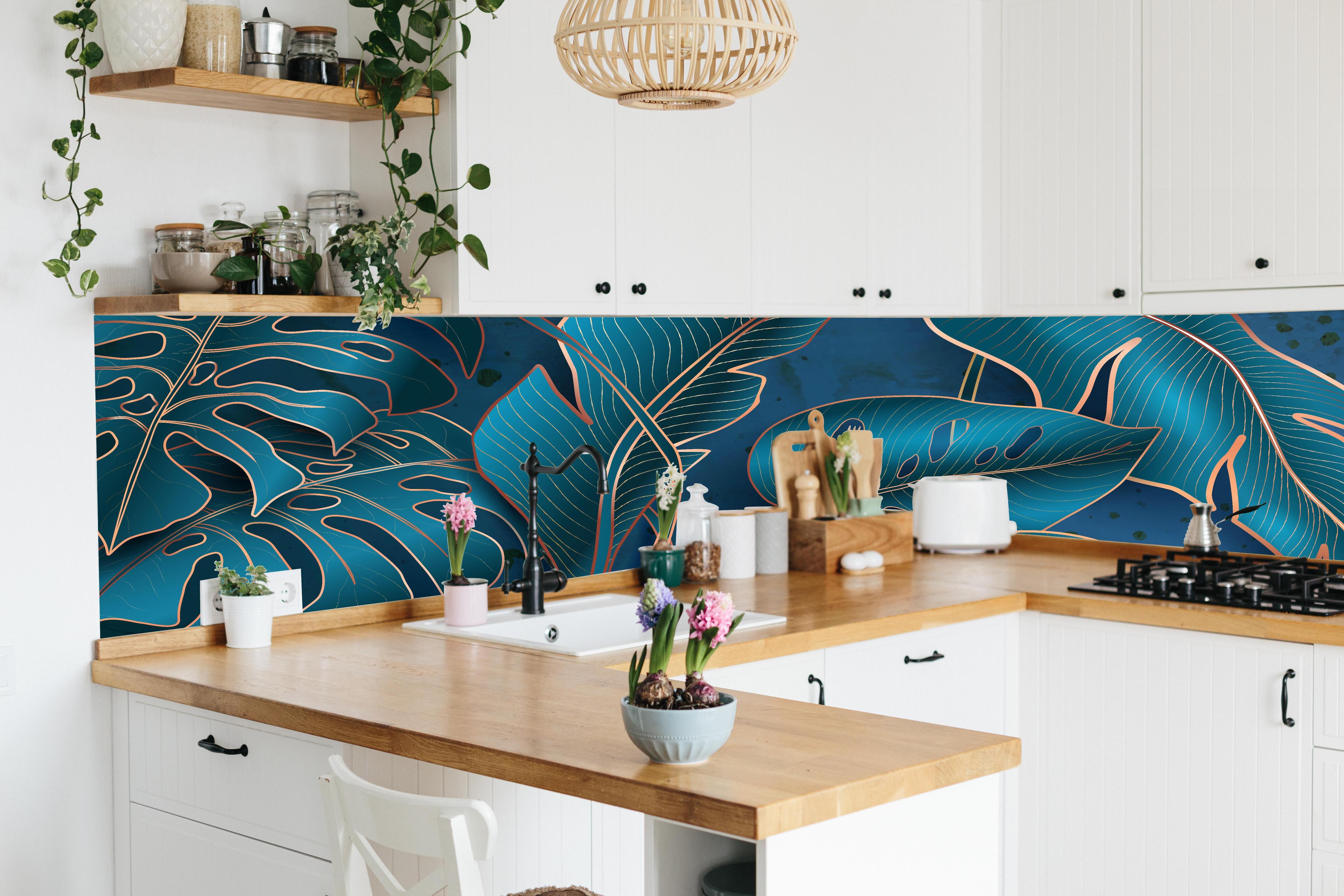 Küche - Elegante Blätter in Blau und Metallic-Tönen hinter weißen Hochglanz-Küchenregalen und schwarzem Wasserhahn