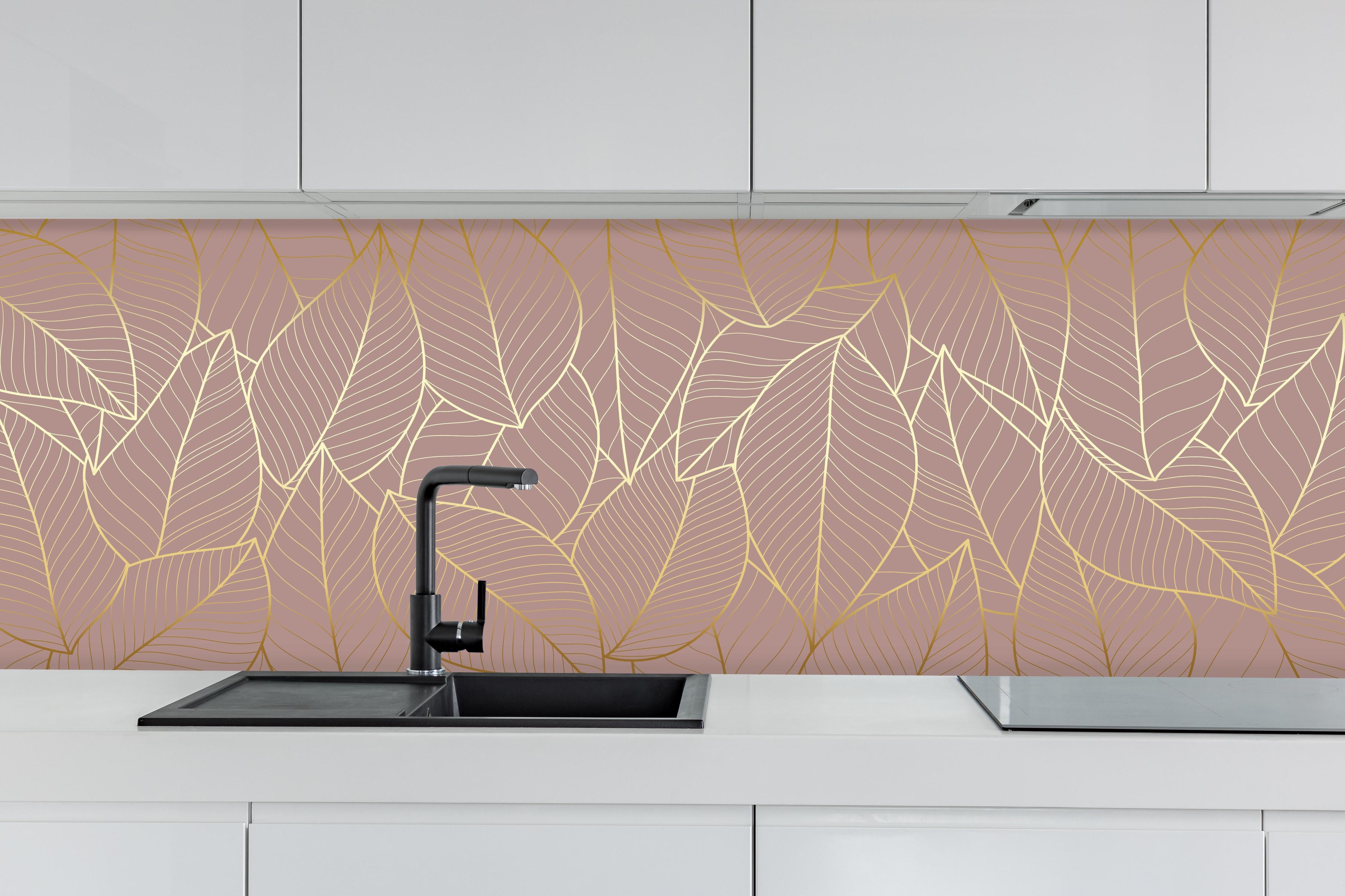 Küche - Elegante Blattgold Struktur auf Beige hinter weißen Hochglanz-Küchenregalen und schwarzem Wasserhahn