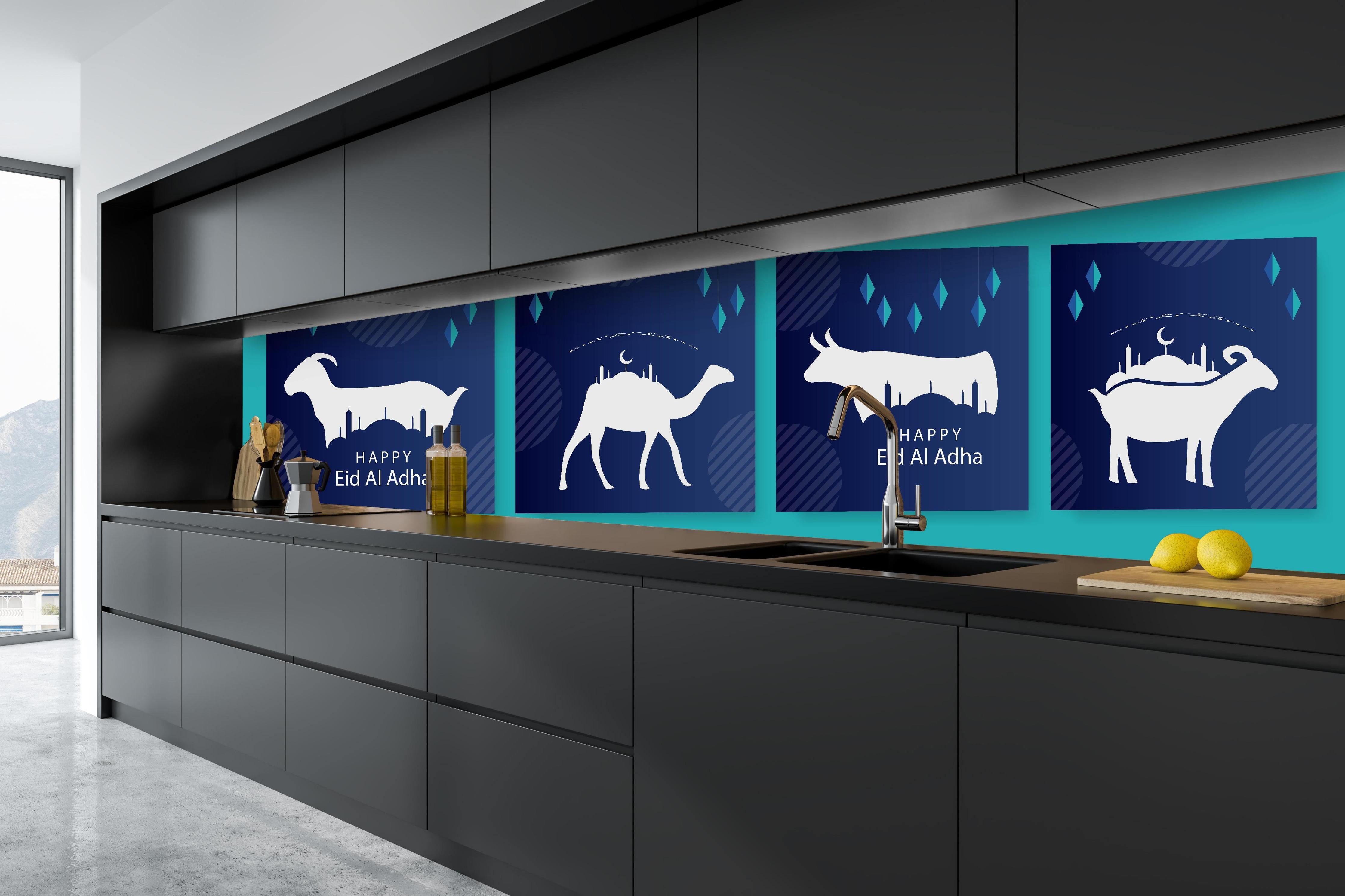 Küche - Elegante Eid Al-Adha Grußkarten Set hinter weißen Hochglanz-Küchenregalen und schwarzem Wasserhahn