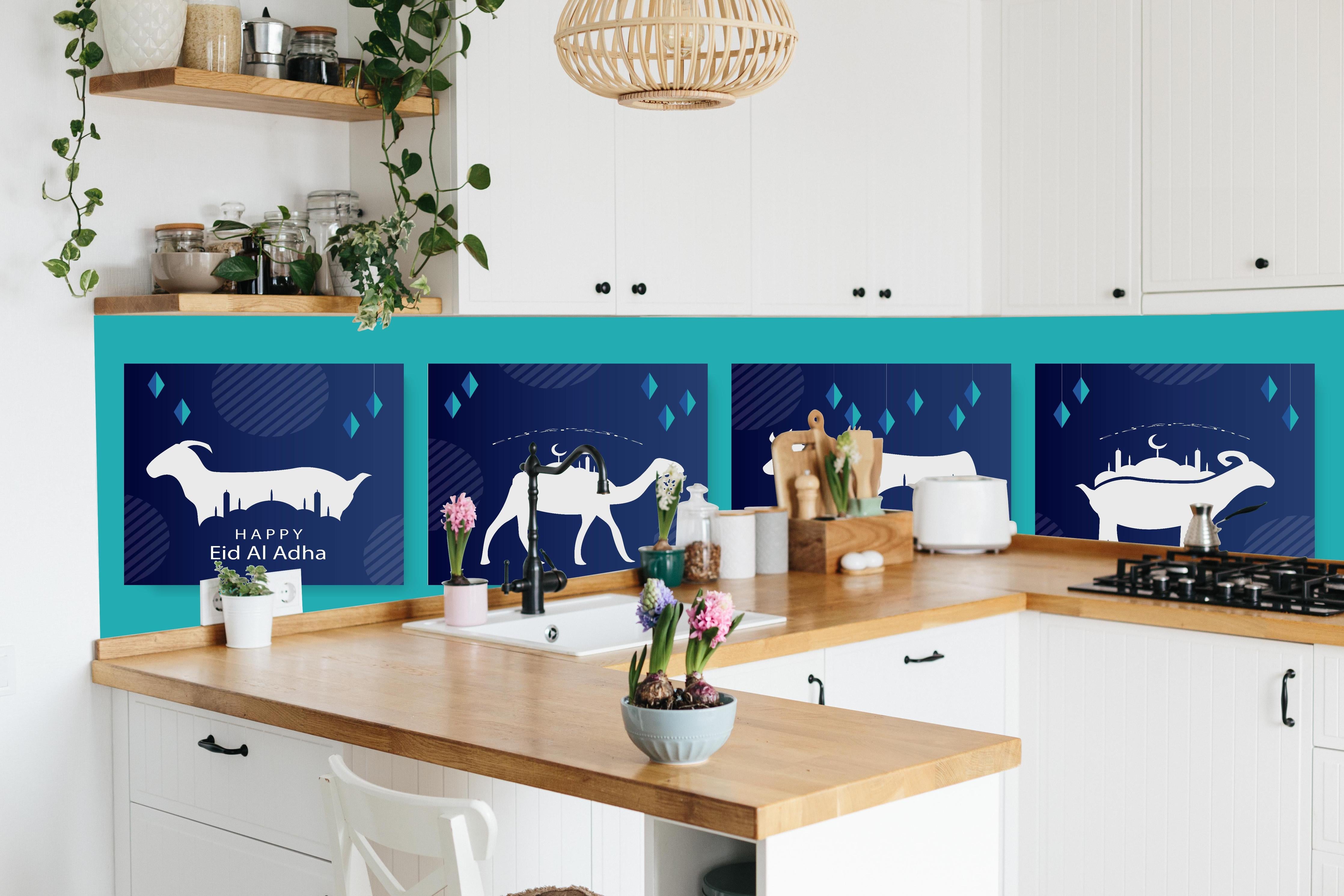 Küche - Elegante Eid Al-Adha Grußkarten Set hinter weißen Hochglanz-Küchenregalen und schwarzem Wasserhahn