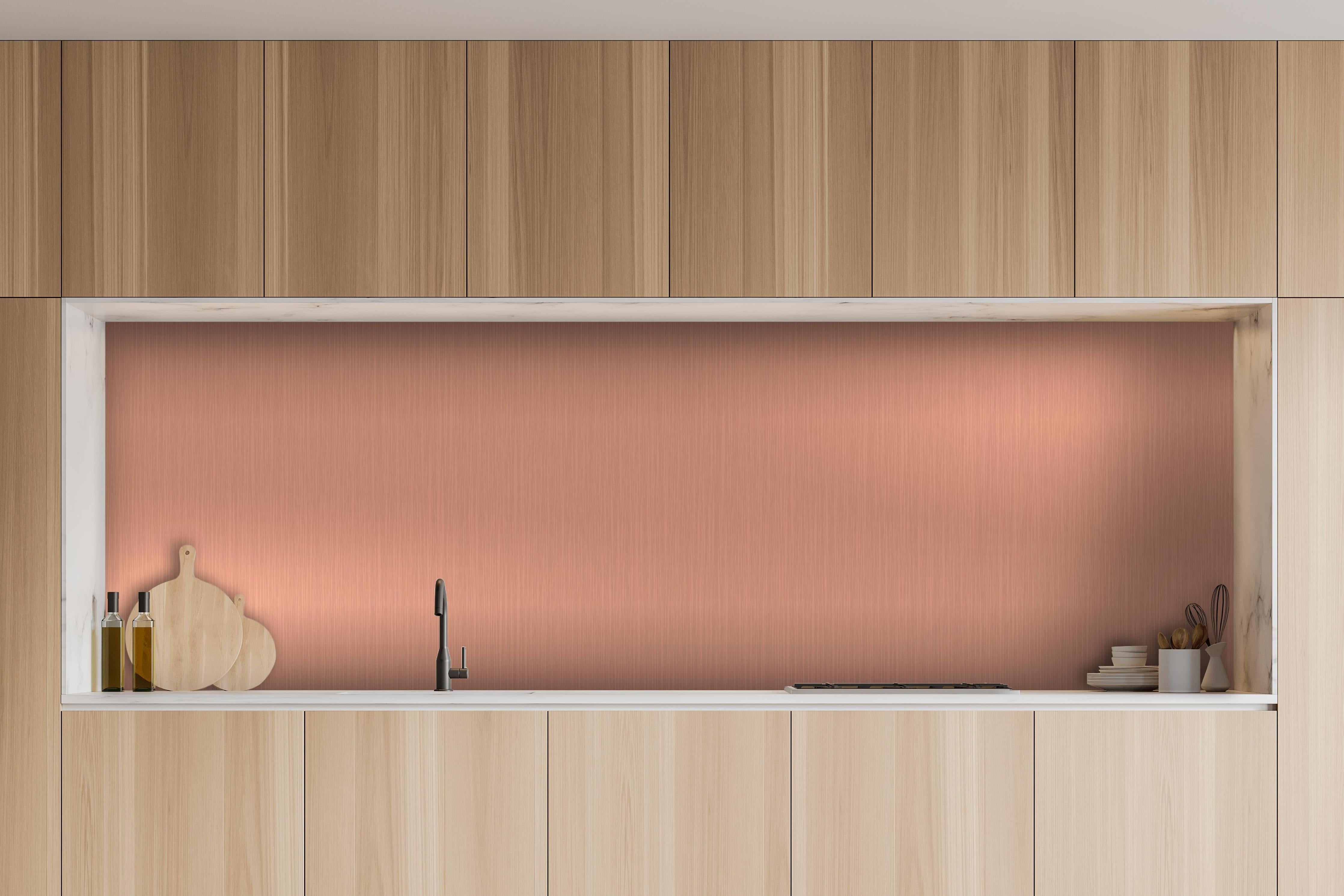 Küche - Elegante Gebürstete Metall Bronzefarben Struktur hinter weißen Hochglanz-Küchenregalen und schwarzem Wasserhahn