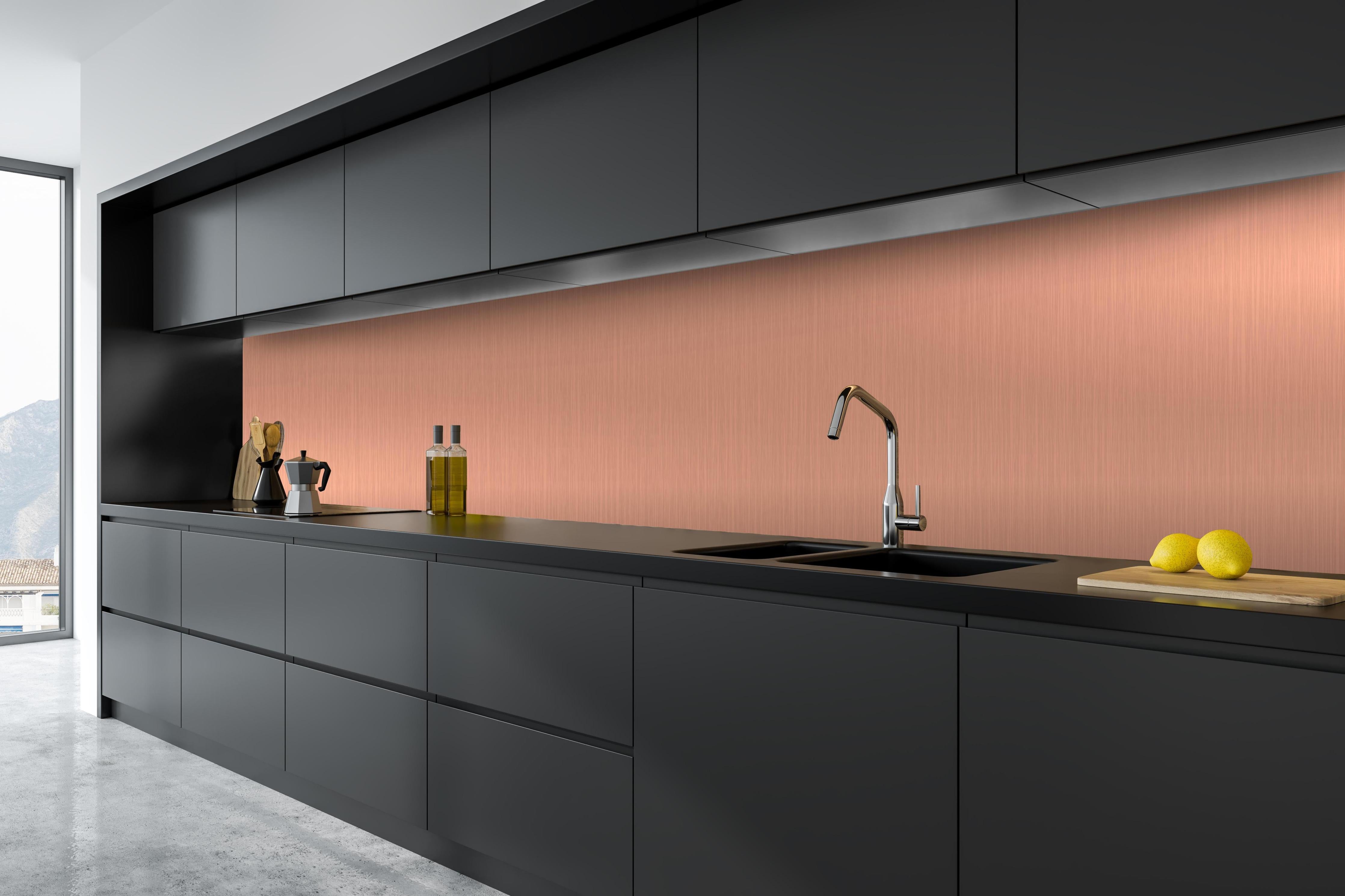 Küche - Elegante Gebürstete Metall Bronzefarben Struktur hinter weißen Hochglanz-Küchenregalen und schwarzem Wasserhahn