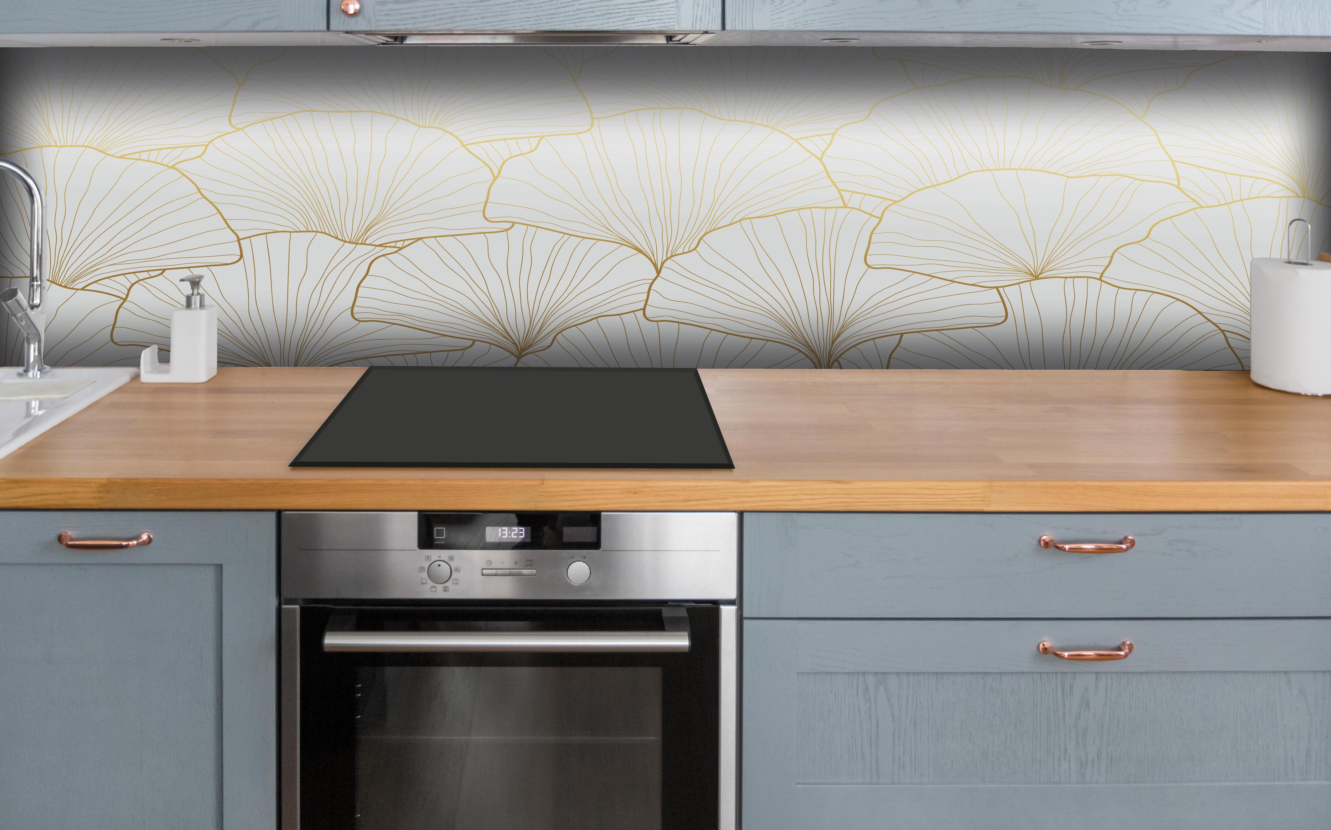 Küche - Elegante Ginkgo Tapete in Blattgold-Optik hinter weißen Hochglanz-Küchenregalen und schwarzem Wasserhahn