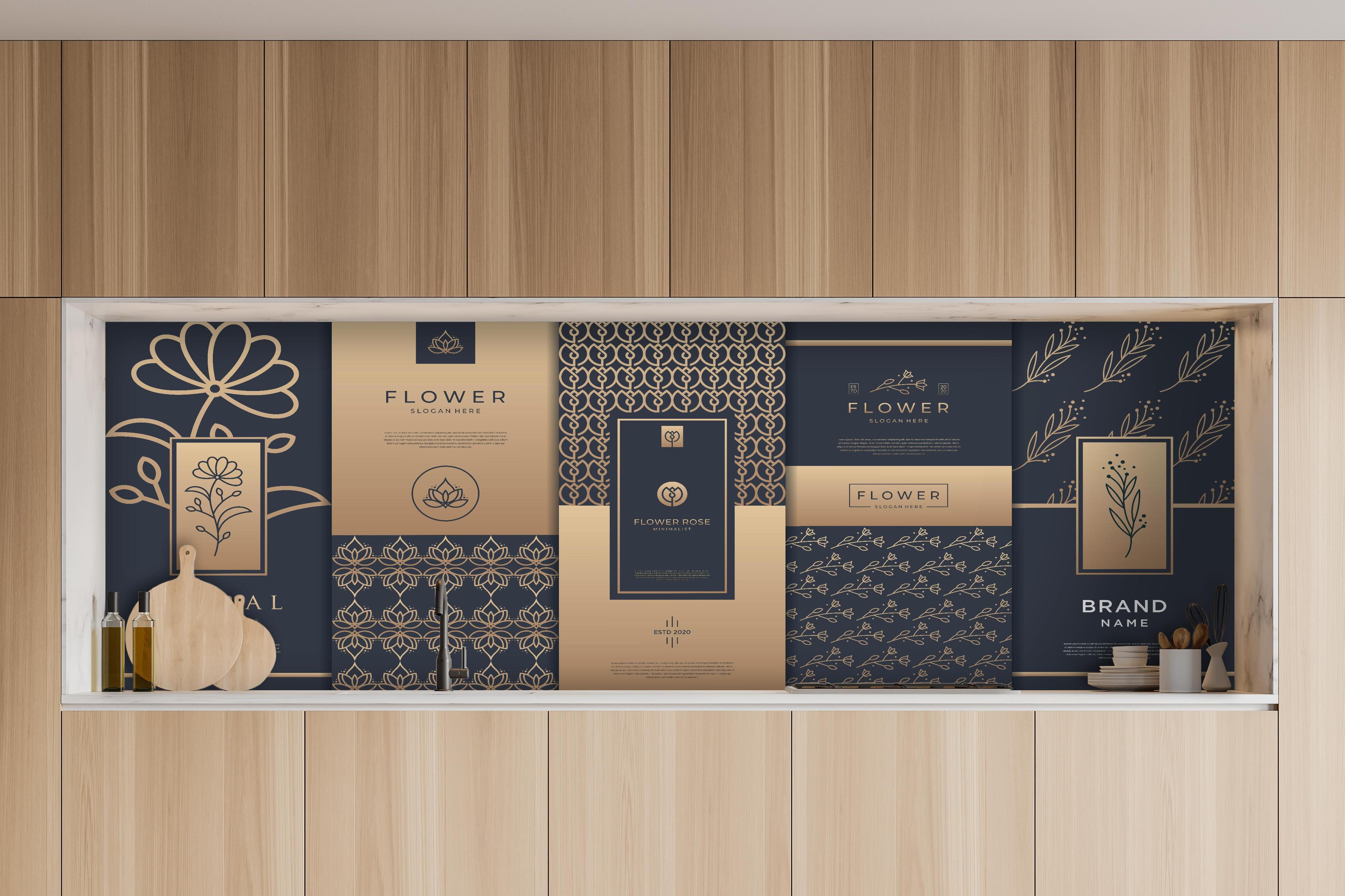 Küche - Elegante Gold-Design Verpackungskollektion hinter weißen Hochglanz-Küchenregalen und schwarzem Wasserhahn