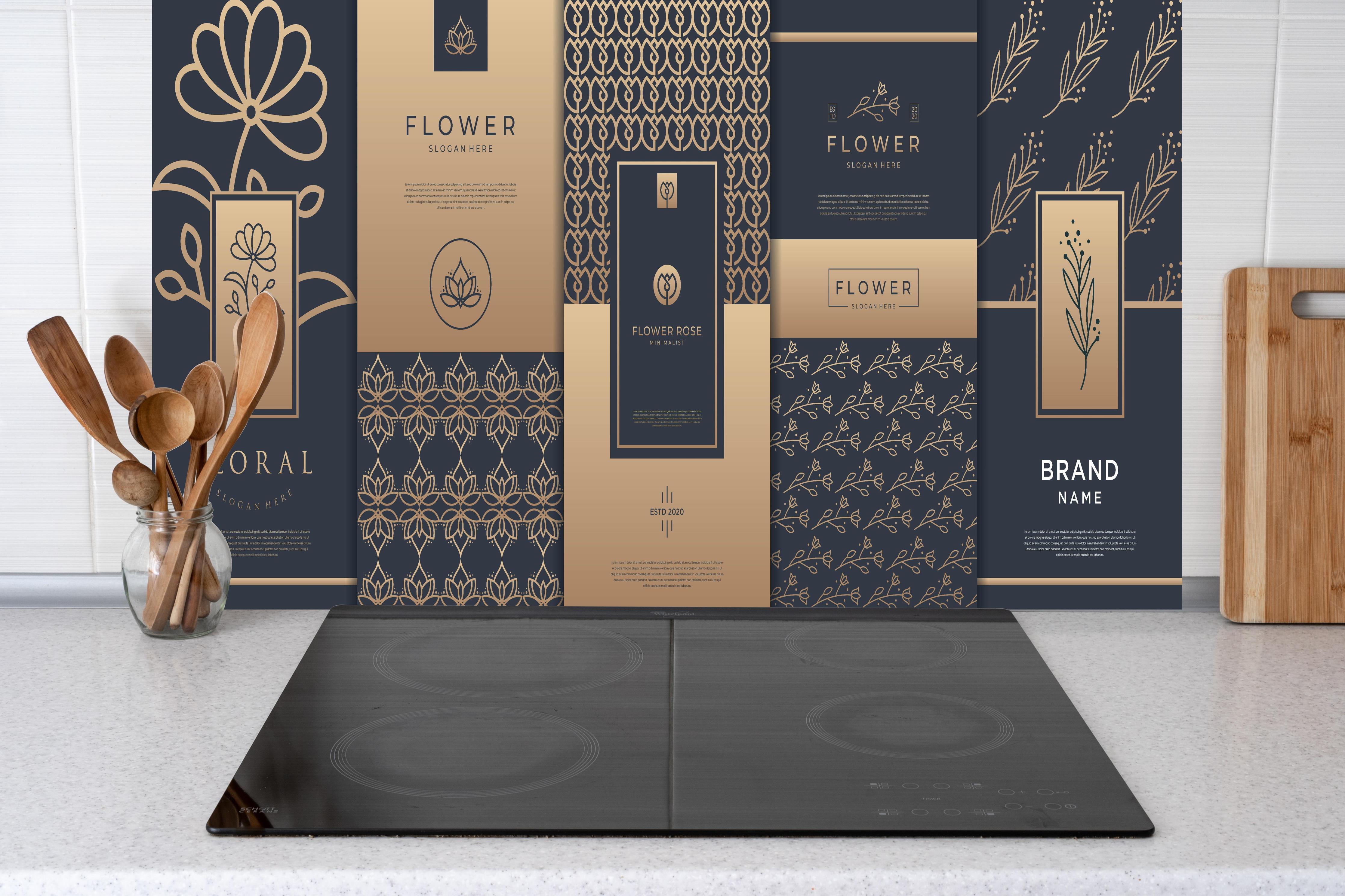 Küche - Elegante Gold-Design Verpackungskollektion hinter weißen Hochglanz-Küchenregalen und schwarzem Wasserhahn