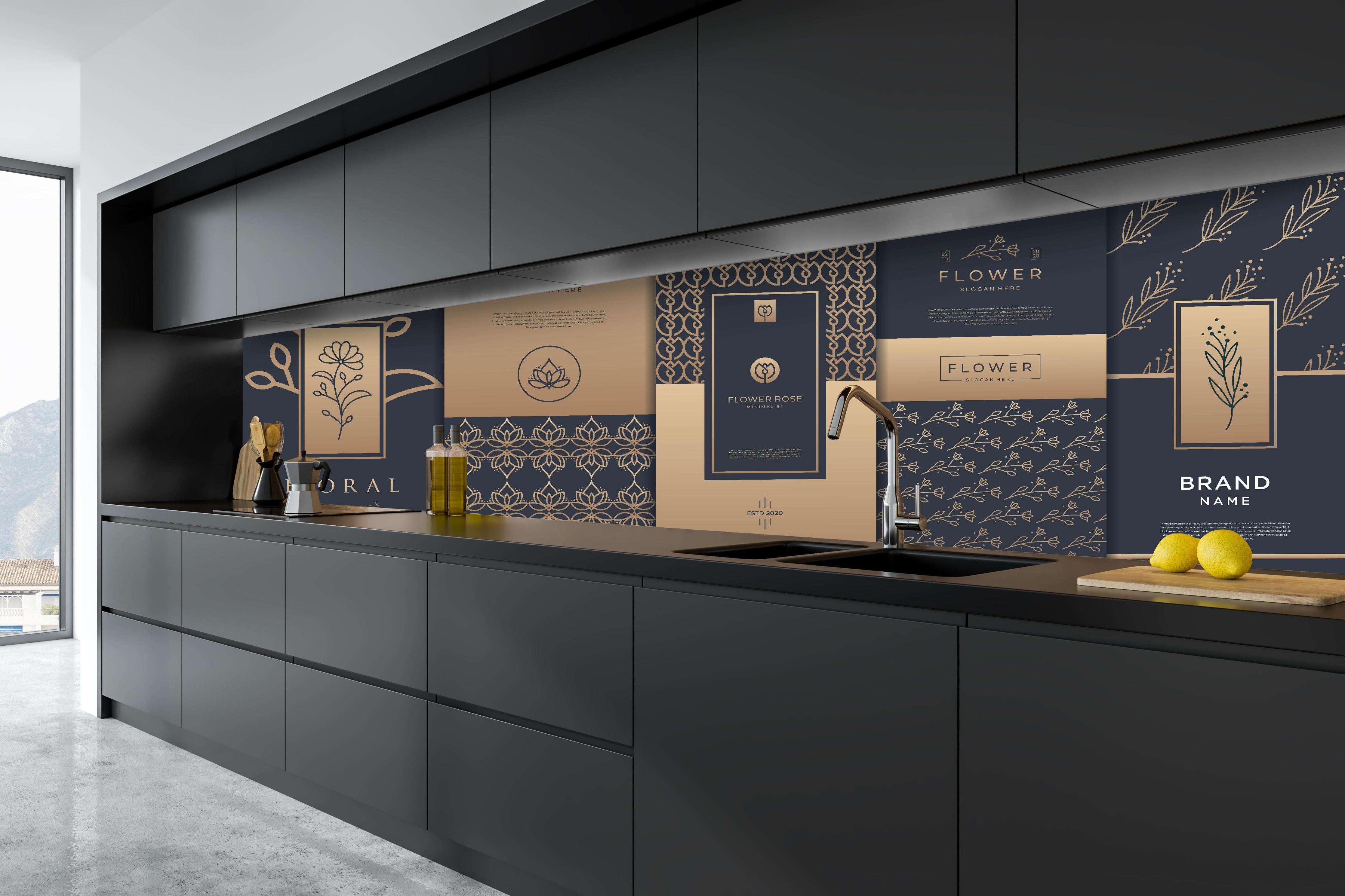 Küche - Elegante Gold-Design Verpackungskollektion hinter weißen Hochglanz-Küchenregalen und schwarzem Wasserhahn