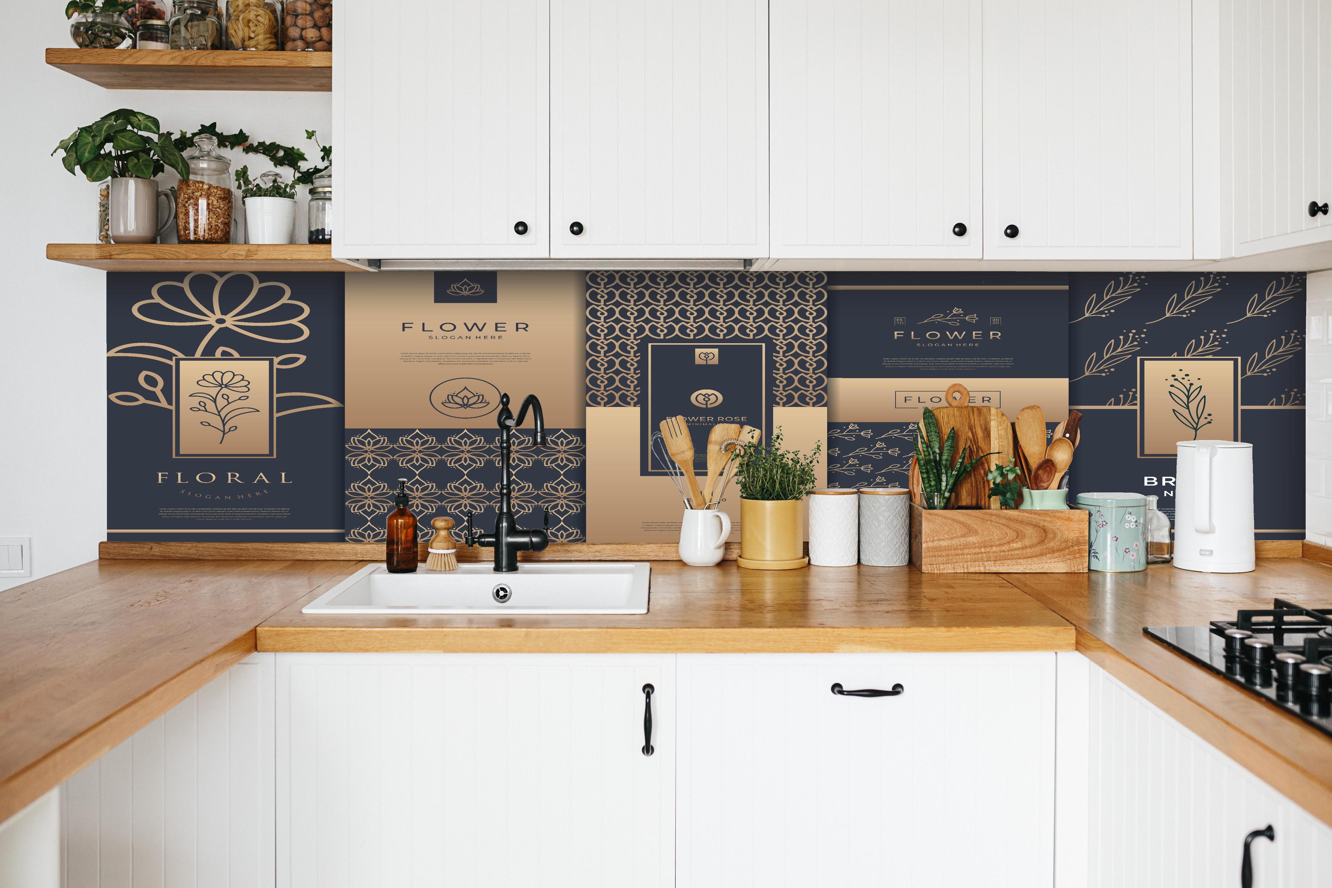 Küche - Elegante Gold-Design Verpackungskollektion hinter weißen Hochglanz-Küchenregalen und schwarzem Wasserhahn