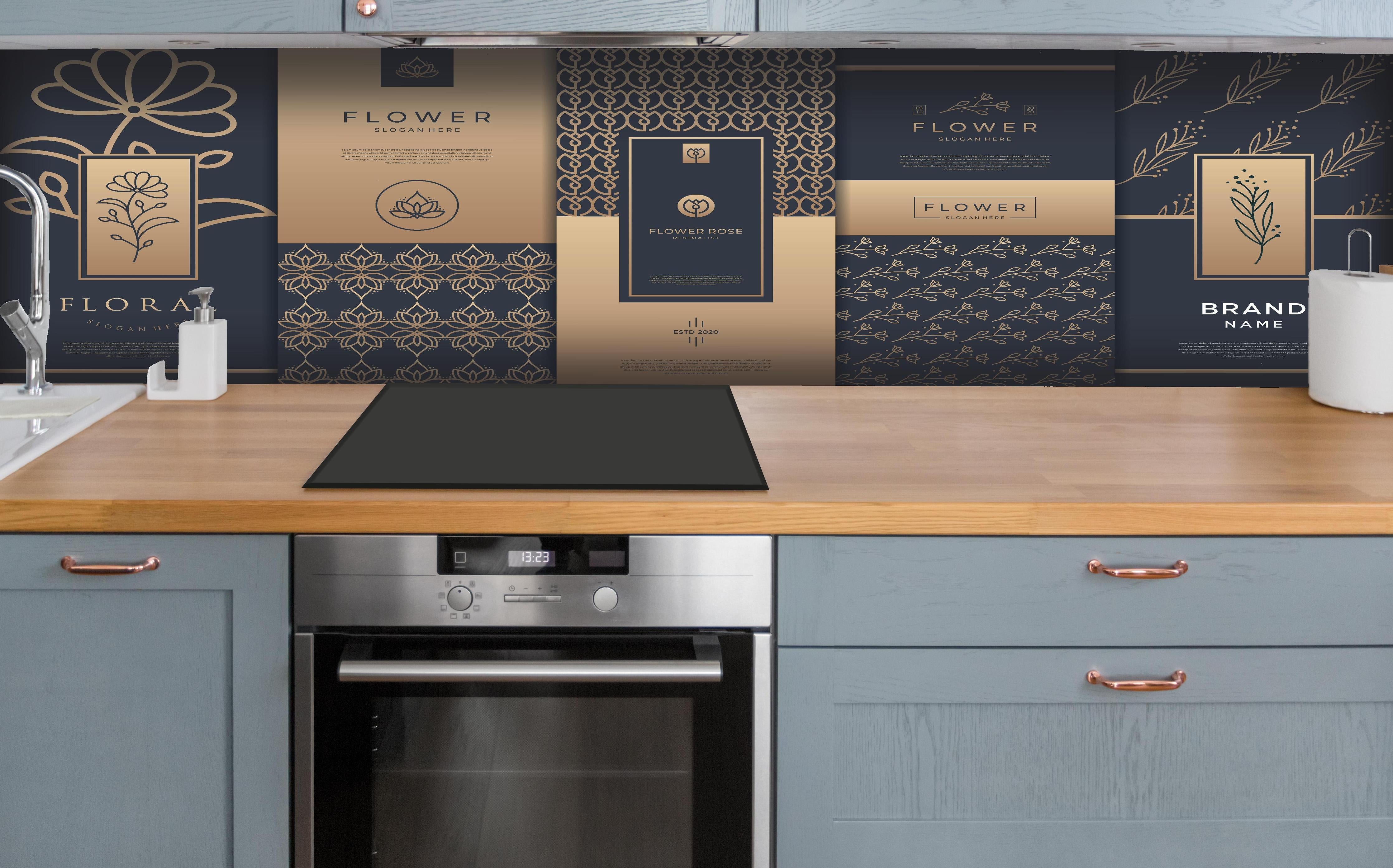 Küche - Elegante Gold-Design Verpackungskollektion hinter weißen Hochglanz-Küchenregalen und schwarzem Wasserhahn