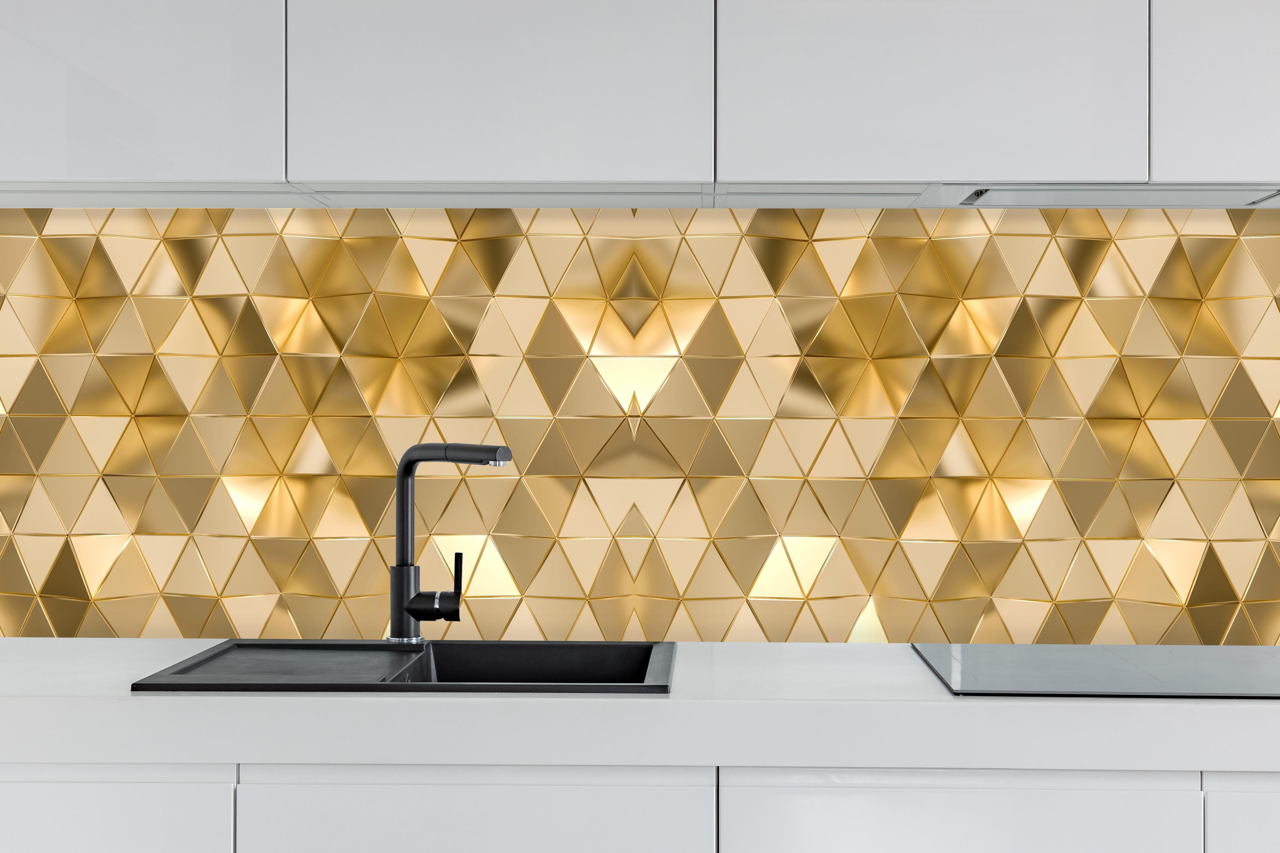 Küche - Elegante Goldene Geometrische Struktur hinter weißen Hochglanz-Küchenregalen und schwarzem Wasserhahn