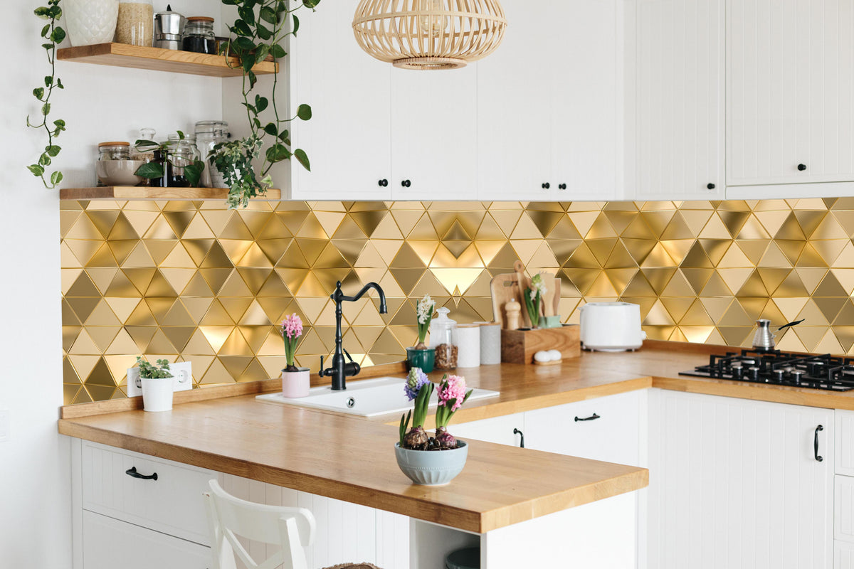 Küche - Elegante Goldene Geometrische Struktur hinter weißen Hochglanz-Küchenregalen und schwarzem Wasserhahn