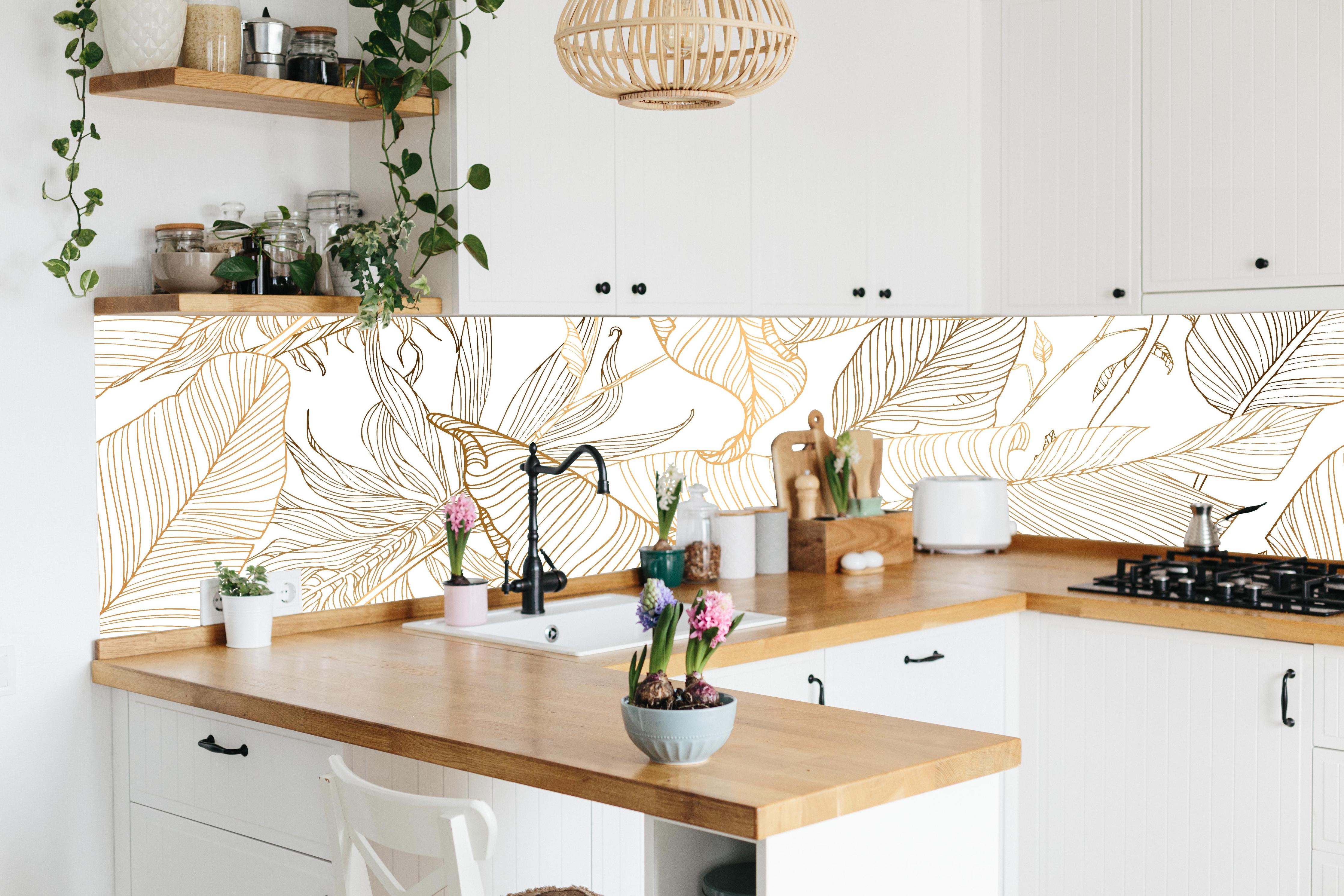 Küche - Elegante Goldene Linien Kunst Pflanzenmuster hinter weißen Hochglanz-Küchenregalen und schwarzem Wasserhahn