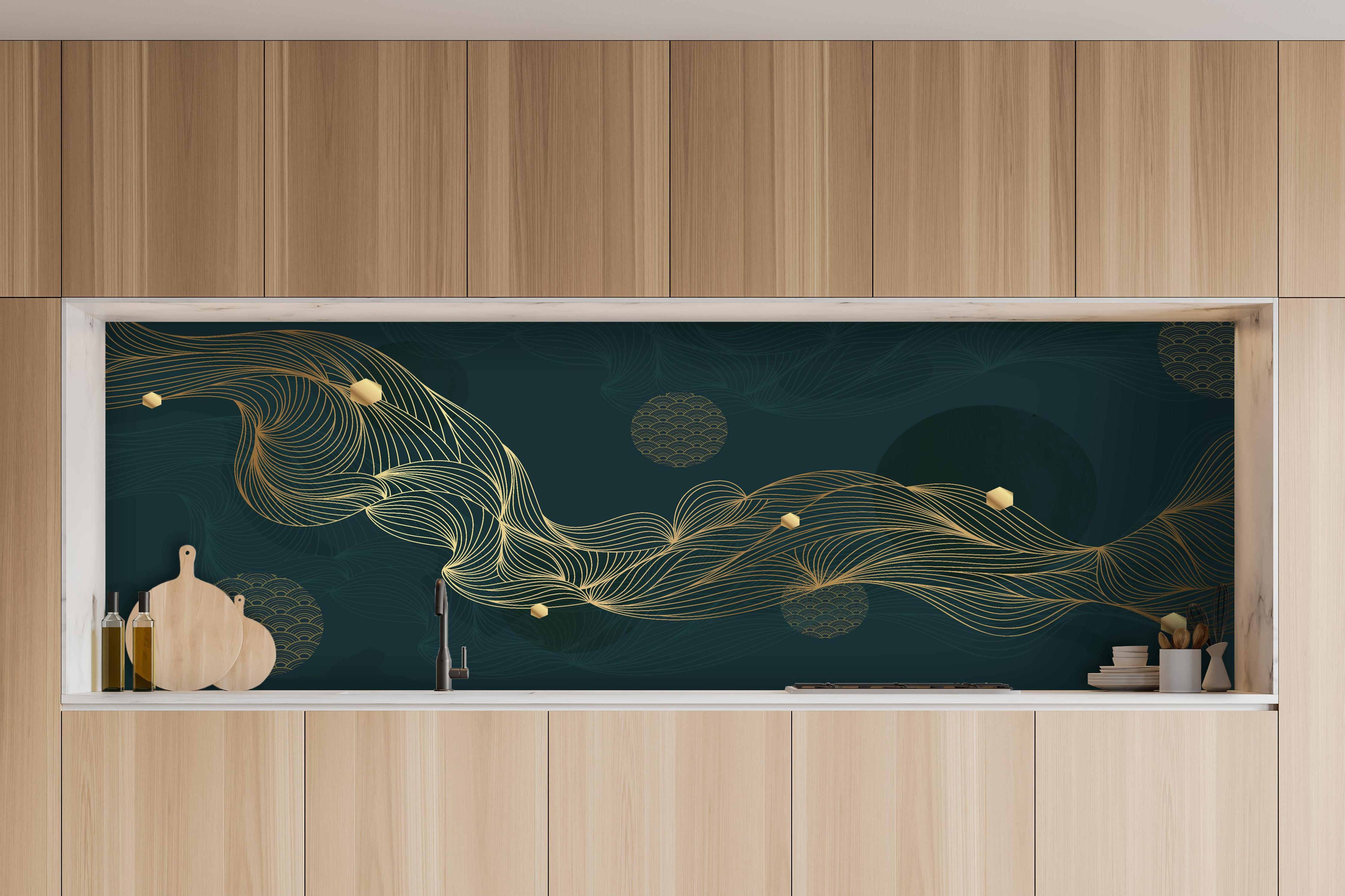 Küche - Elegante Goldene Wellen auf Dunkelblau hinter weißen Hochglanz-Küchenregalen und schwarzem Wasserhahn