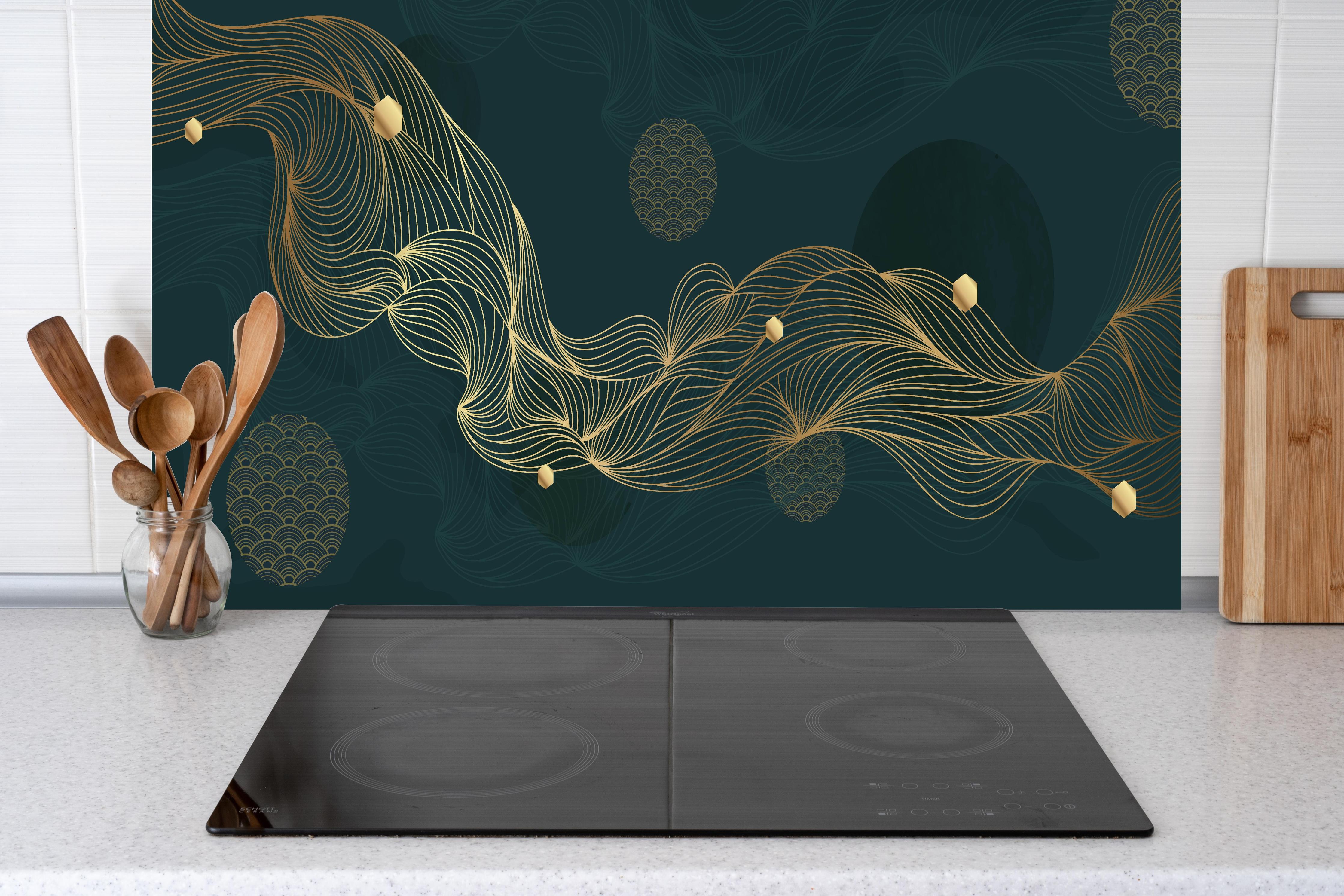 Küche - Elegante Goldene Wellen auf Dunkelblau hinter weißen Hochglanz-Küchenregalen und schwarzem Wasserhahn