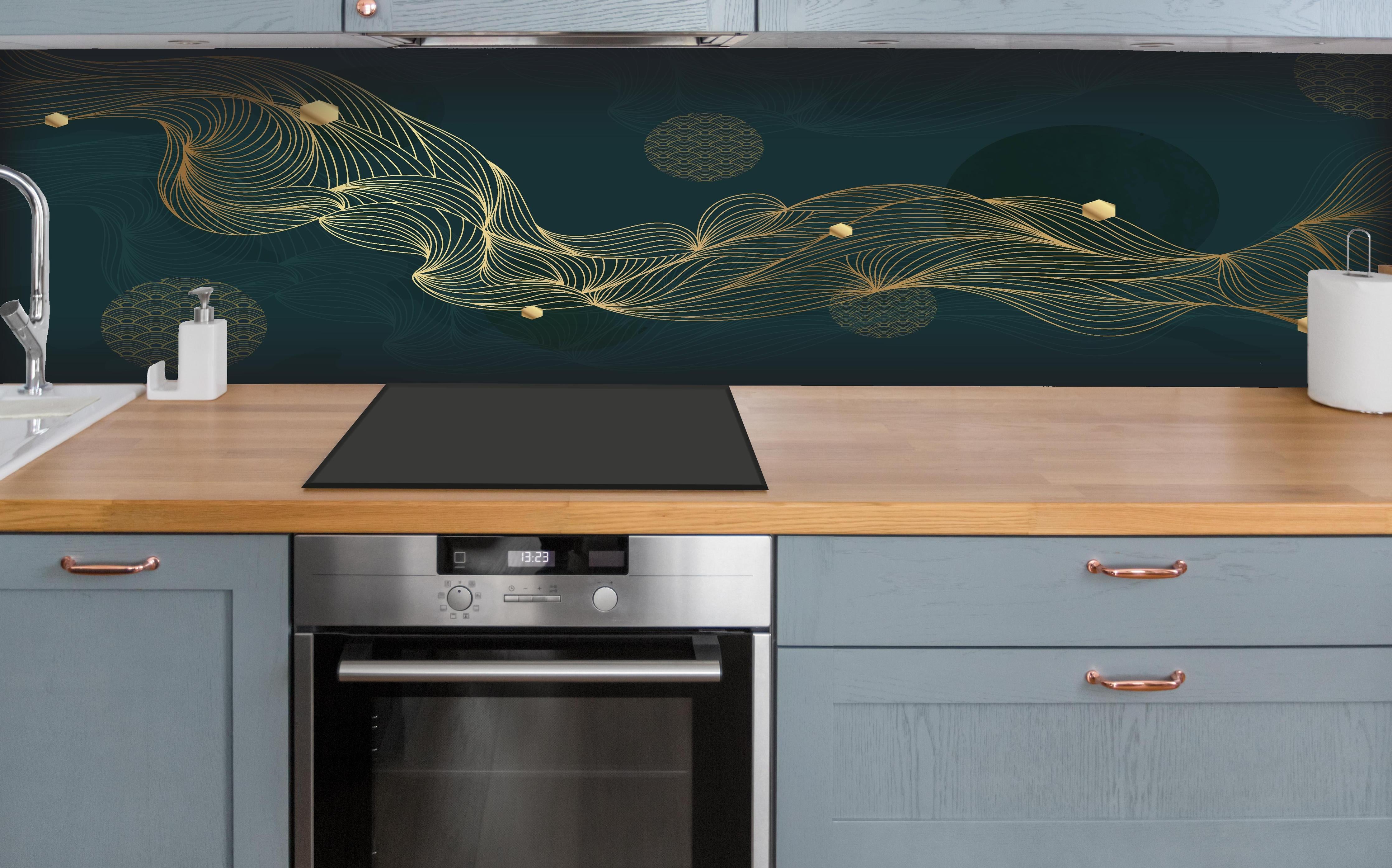 Küche - Elegante Goldene Wellen auf Dunkelblau hinter weißen Hochglanz-Küchenregalen und schwarzem Wasserhahn