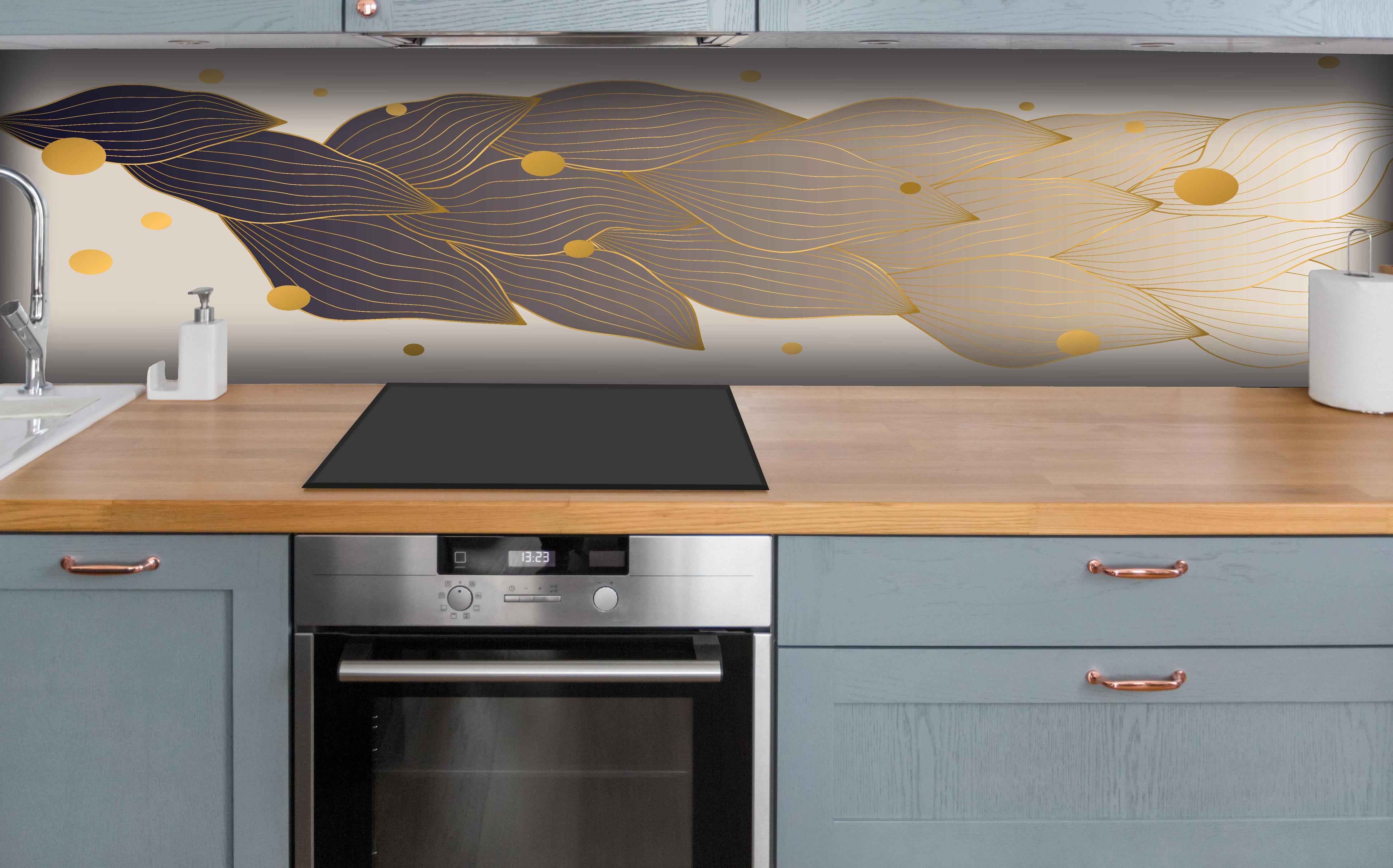 Küche - Elegante Graphik mit Goldakzenten hinter weißen Hochglanz-Küchenregalen und schwarzem Wasserhahn