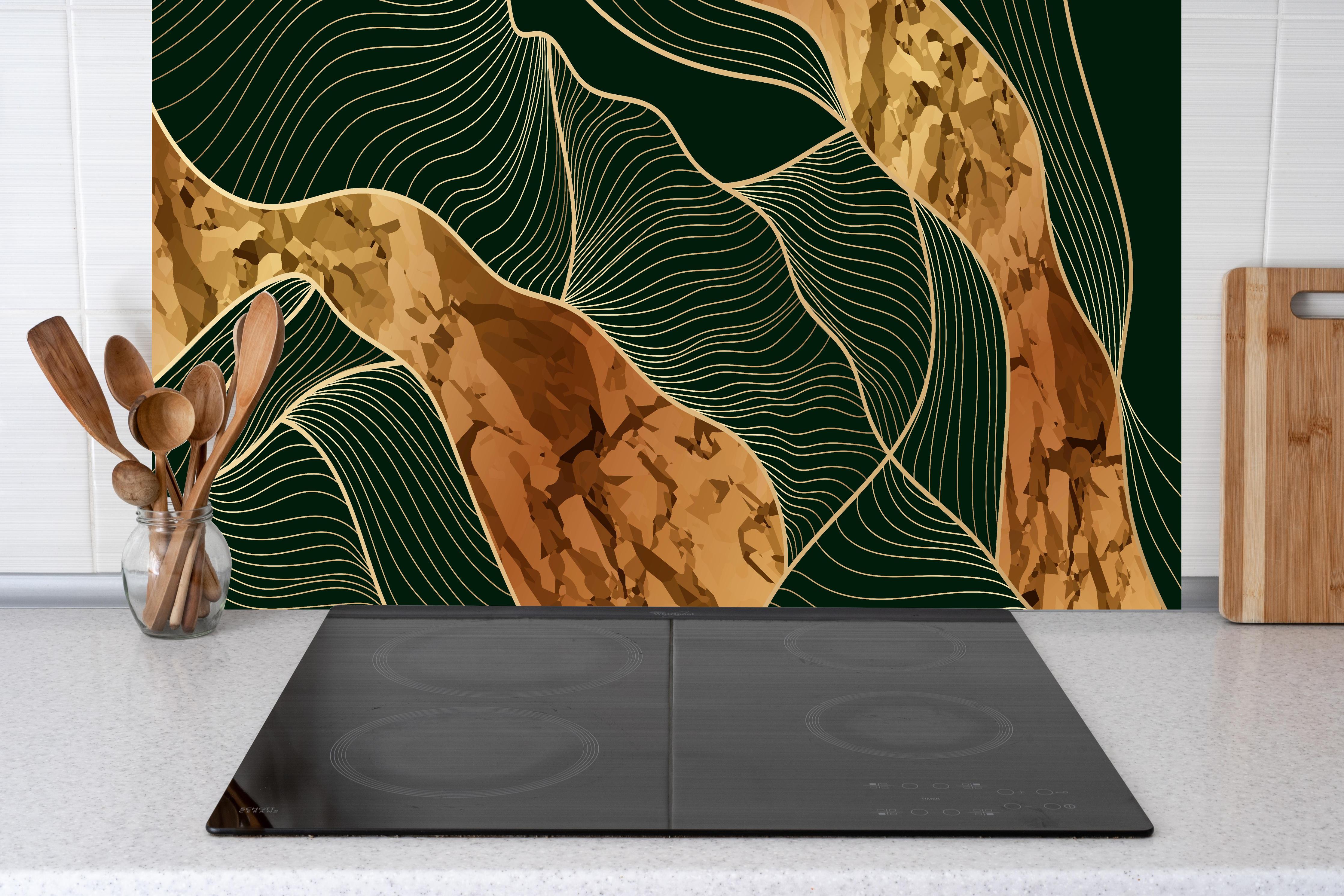 Küche - Elegante Linienkunst in Goldbraun-Tönen hinter weißen Hochglanz-Küchenregalen und schwarzem Wasserhahn