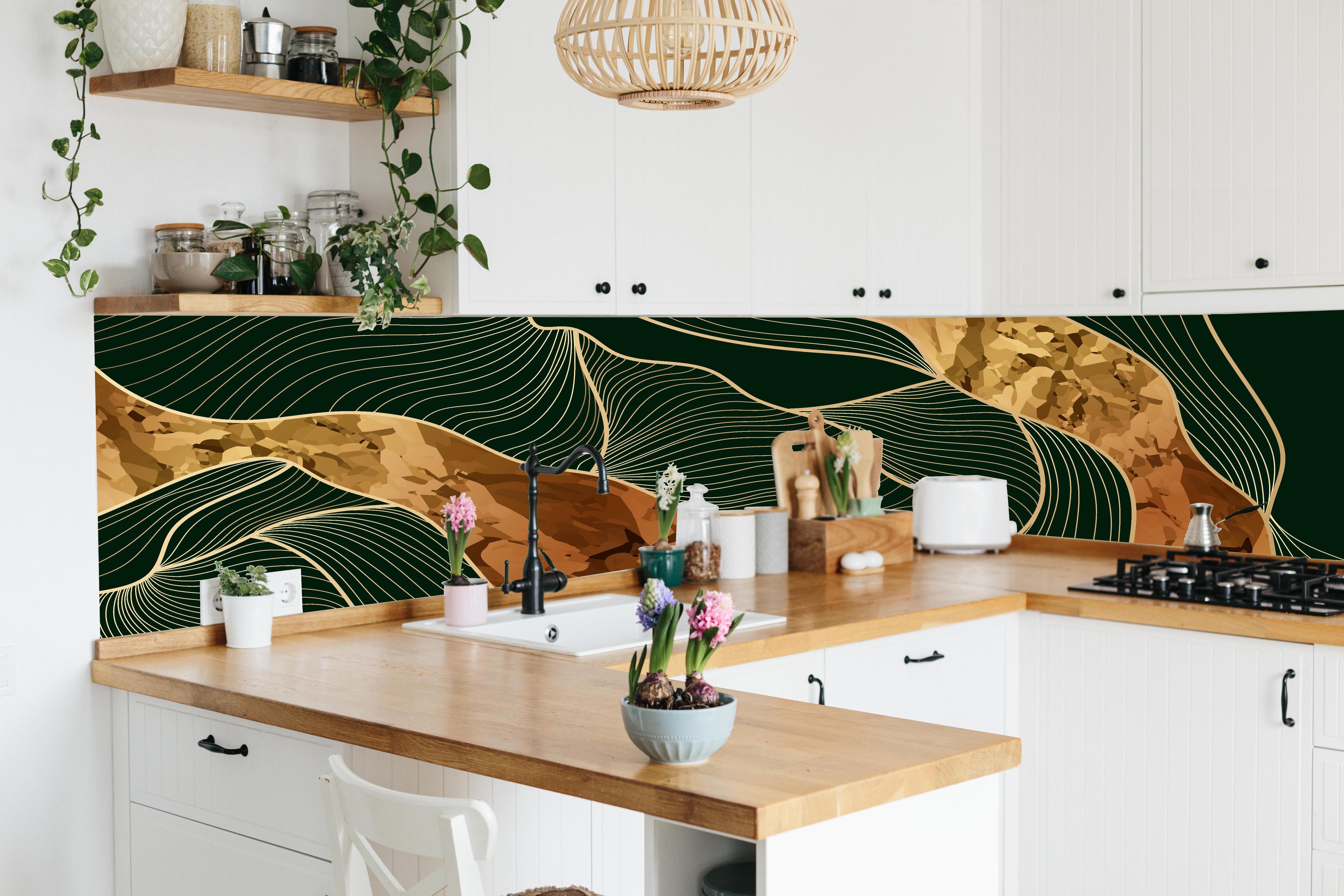 Küche - Elegante Linienkunst in Goldbraun-Tönen hinter weißen Hochglanz-Küchenregalen und schwarzem Wasserhahn