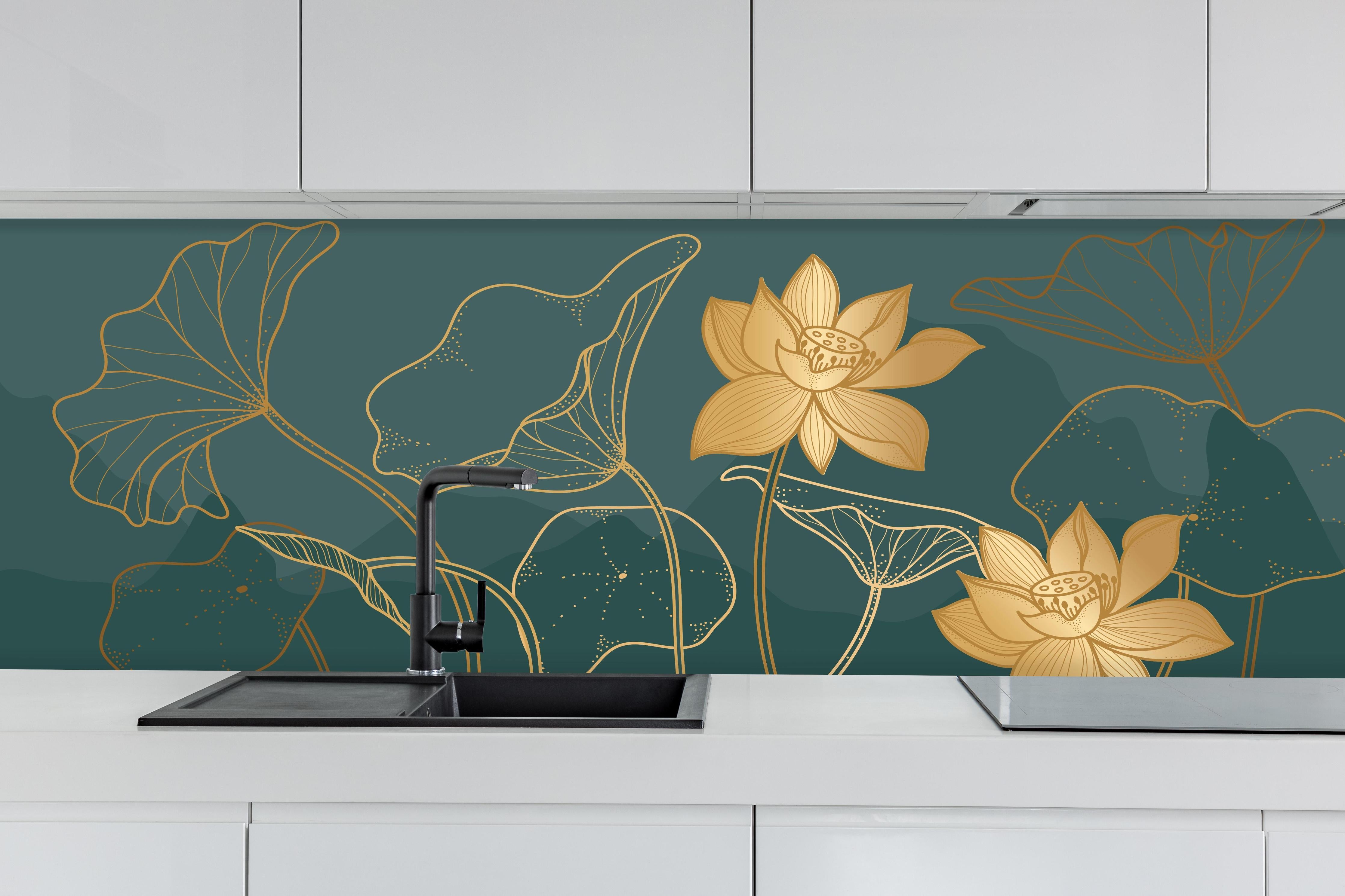 Küche - Elegante Lotus Kunst Grafik Gold hinter weißen Hochglanz-Küchenregalen und schwarzem Wasserhahn