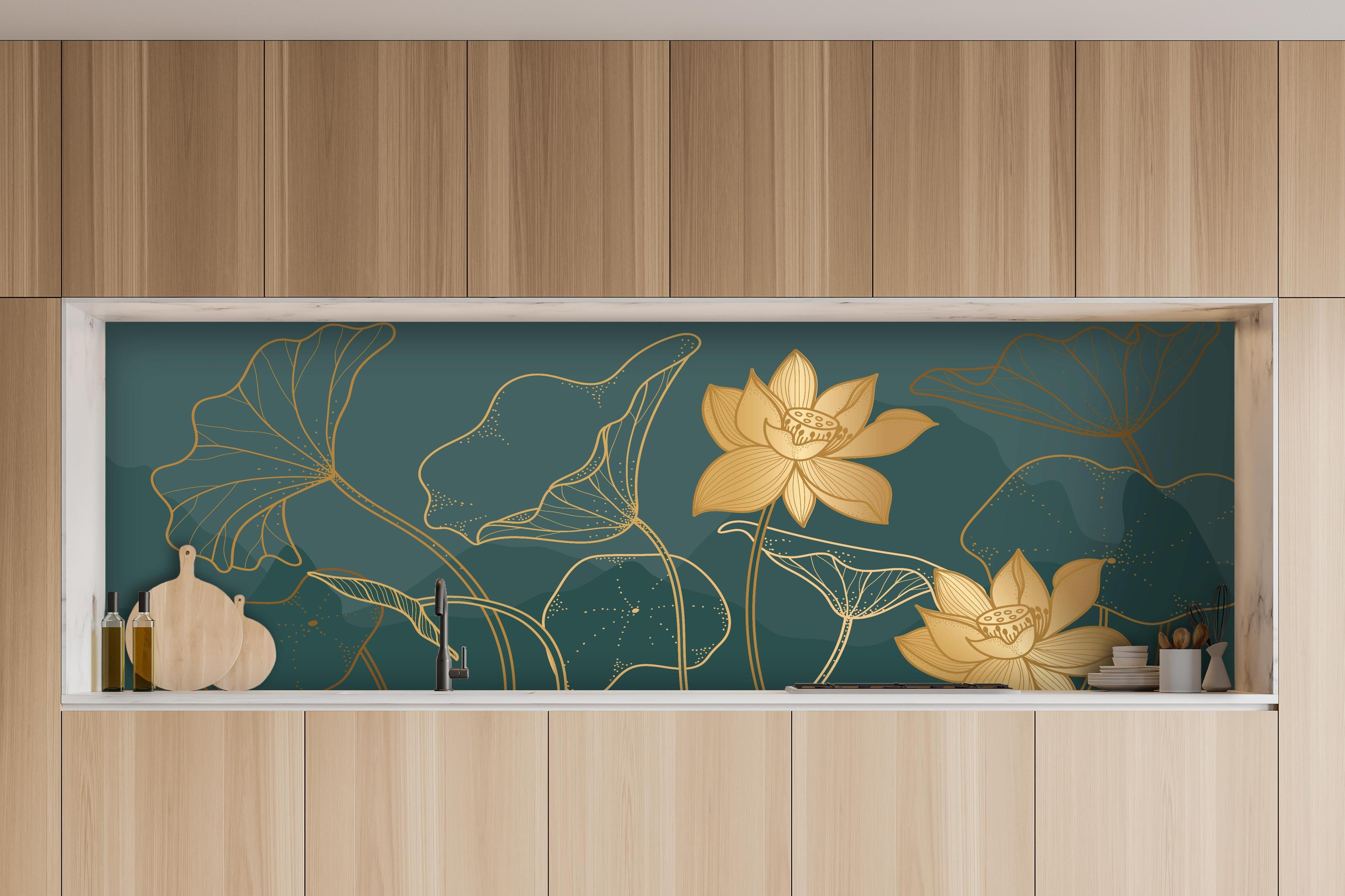 Küche - Elegante Lotus Kunst Grafik Gold hinter weißen Hochglanz-Küchenregalen und schwarzem Wasserhahn