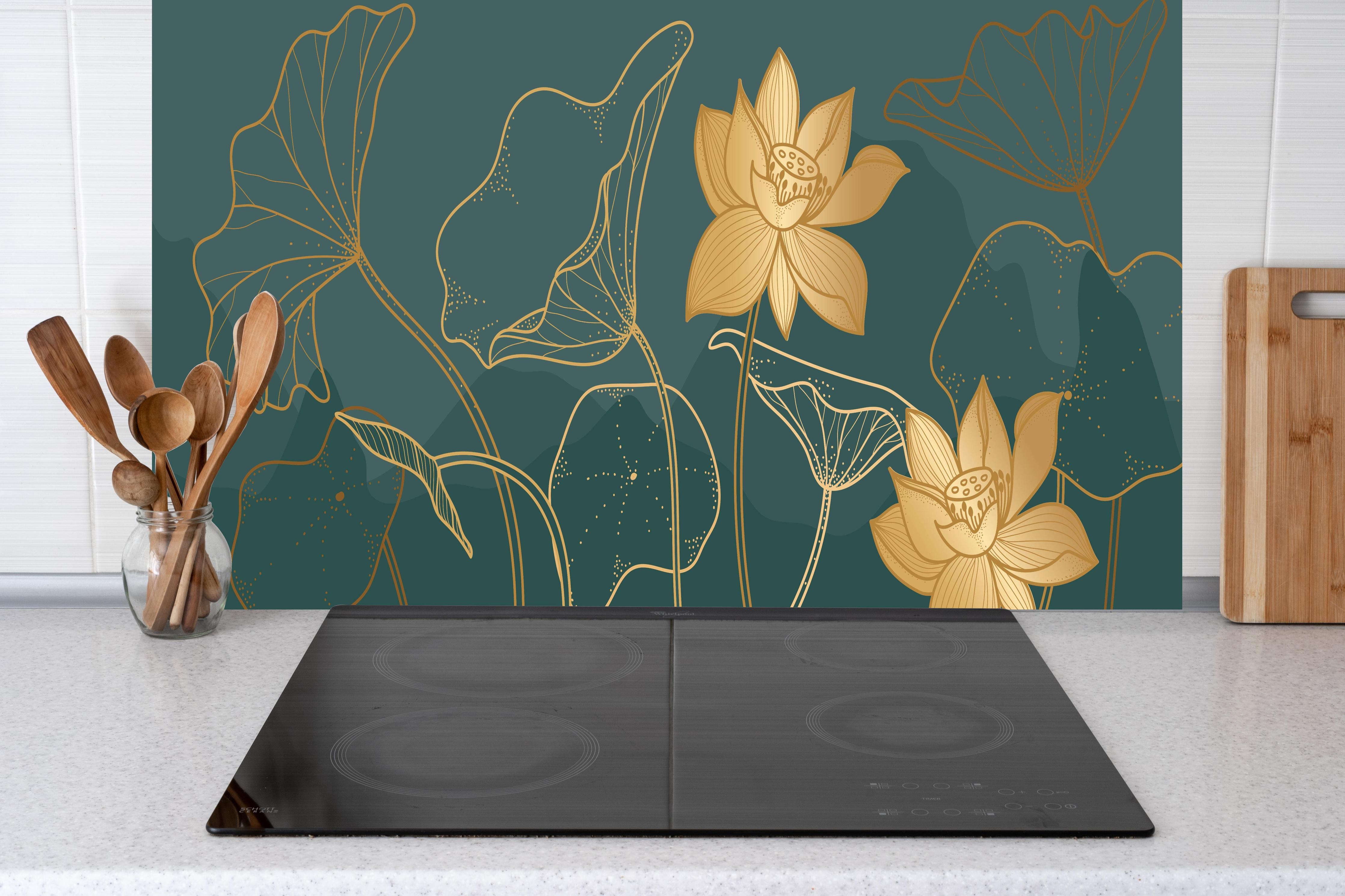 Küche - Elegante Lotus Kunst Grafik Gold hinter weißen Hochglanz-Küchenregalen und schwarzem Wasserhahn