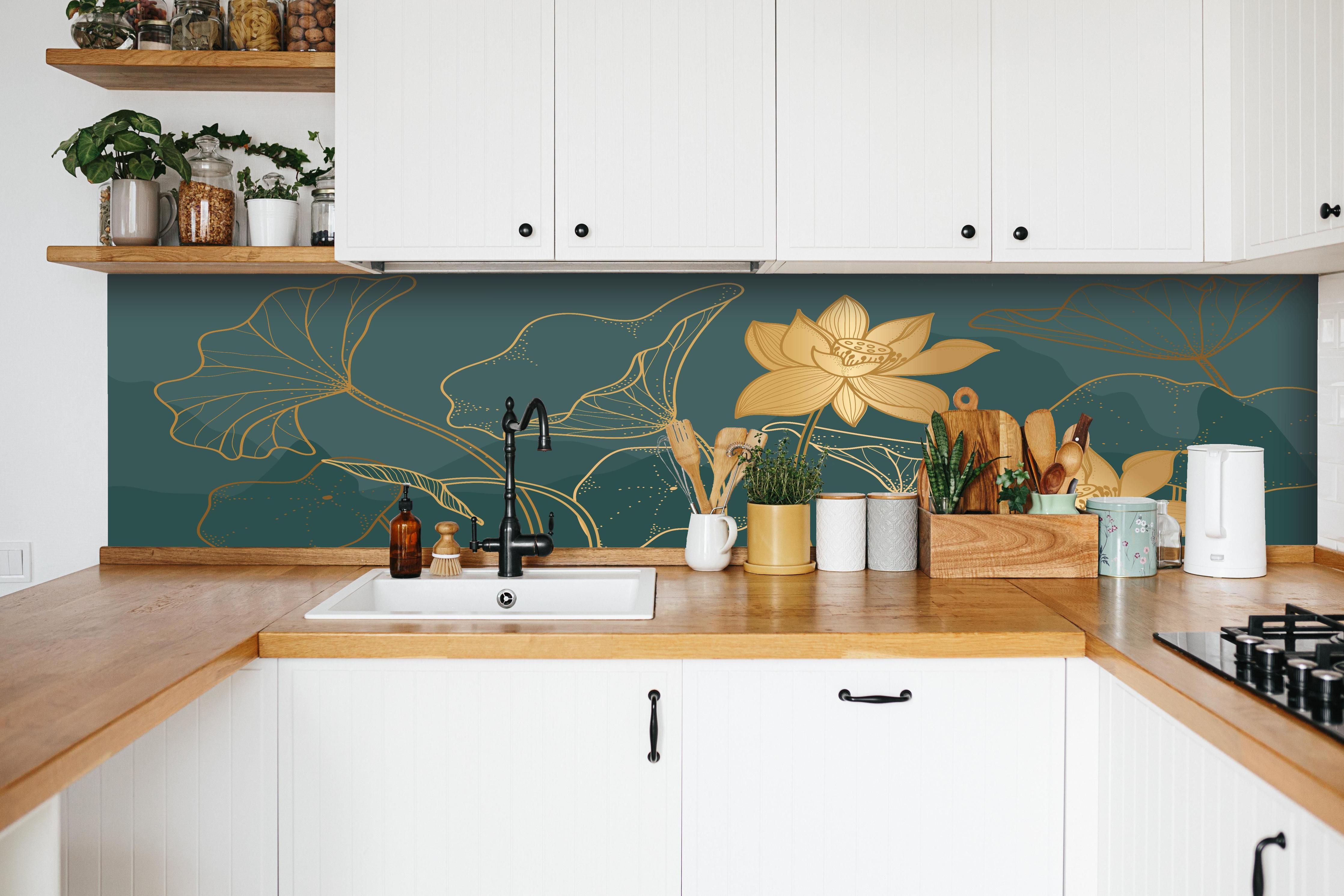 Küche - Elegante Lotus Kunst Grafik Gold hinter weißen Hochglanz-Küchenregalen und schwarzem Wasserhahn