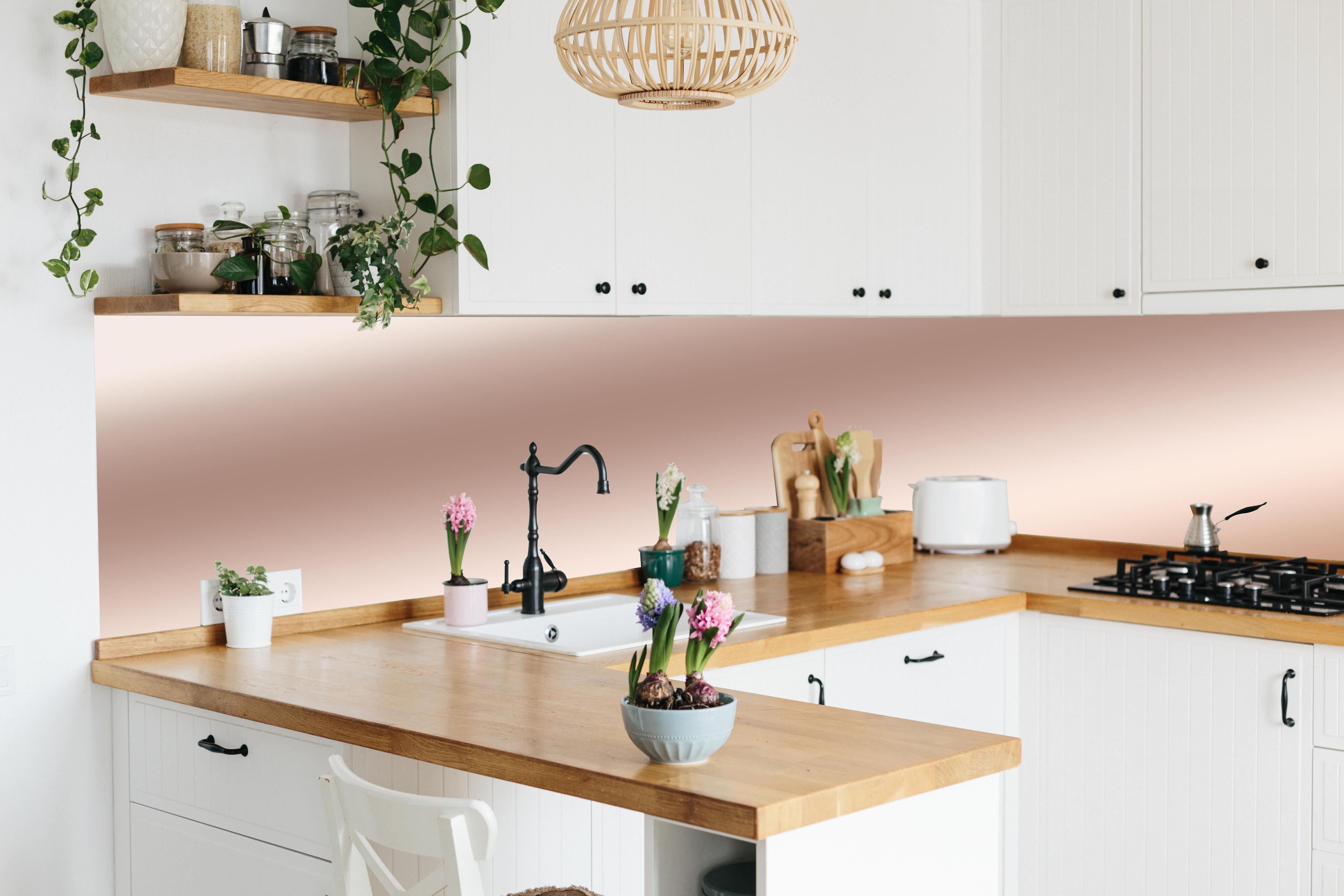 Küche - Elegante Metallic-Bronze Wand hinter weißen Hochglanz-Küchenregalen und schwarzem Wasserhahn