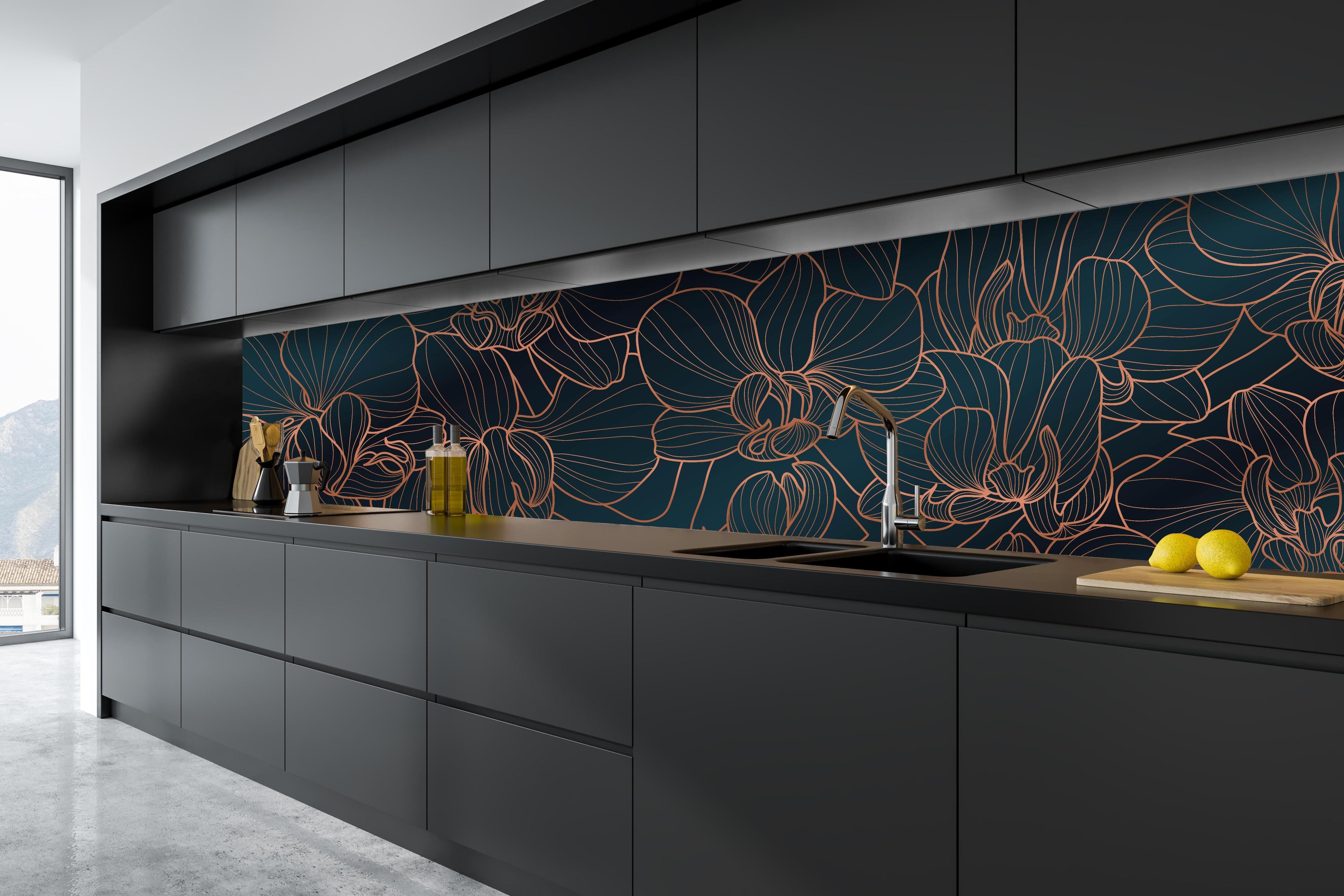 Küche - Elegante Orchideen Linienkunst Dunkle Töne hinter weißen Hochglanz-Küchenregalen und schwarzem Wasserhahn