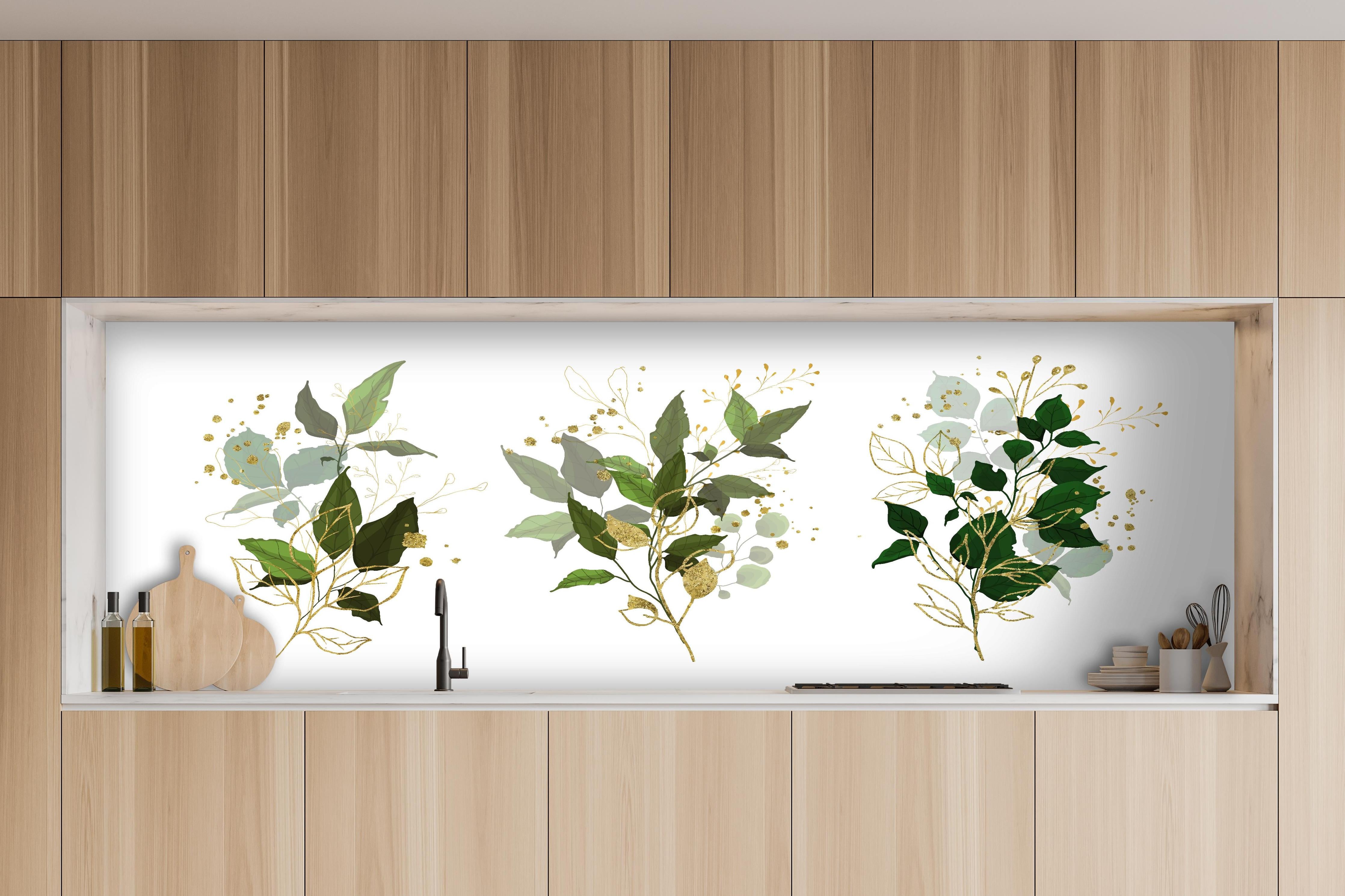 Küche - Elegante Pflanzenillustrationen in Goldtönen hinter weißen Hochglanz-Küchenregalen und schwarzem Wasserhahn