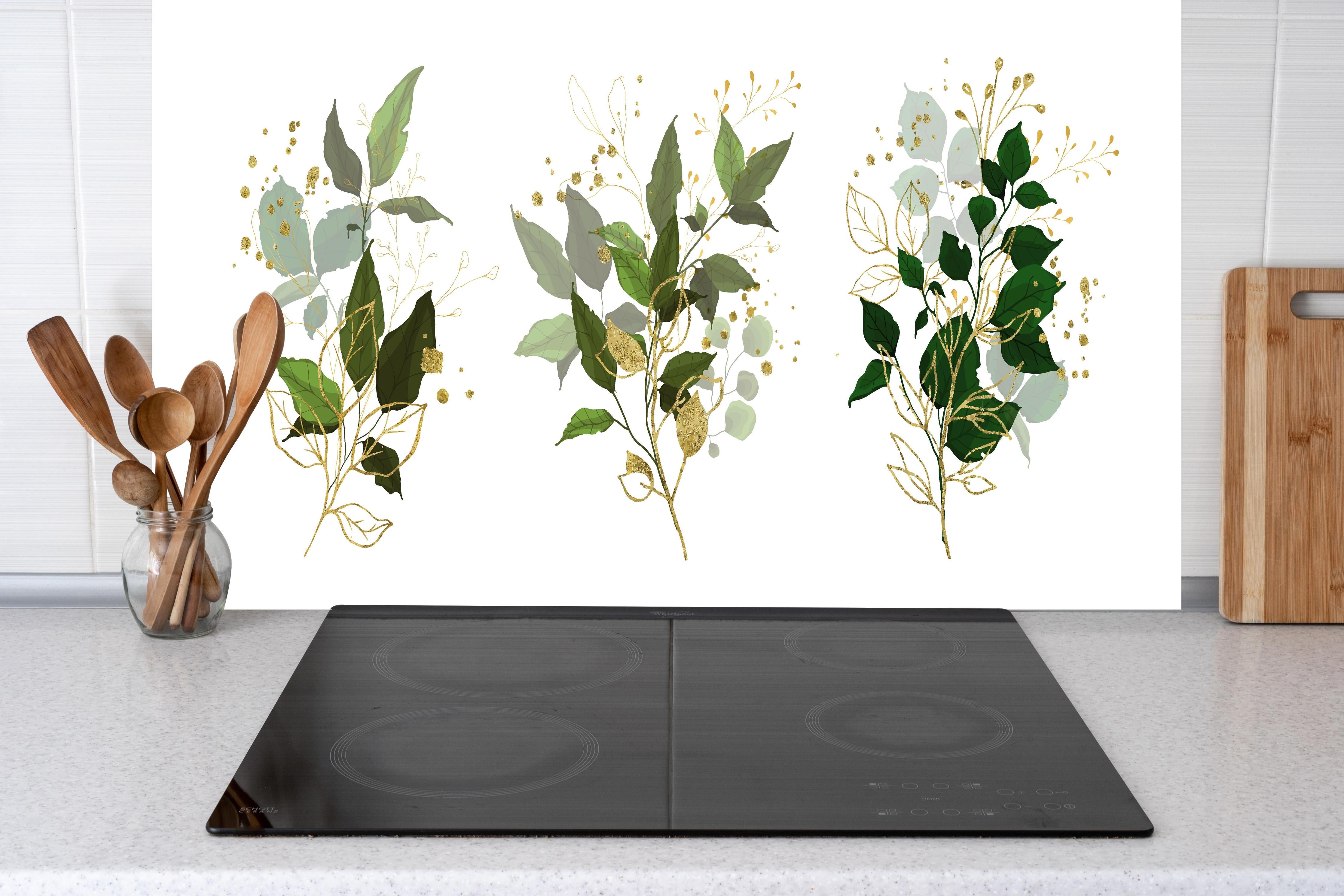 Küche - Elegante Pflanzenillustrationen in Goldtönen hinter weißen Hochglanz-Küchenregalen und schwarzem Wasserhahn