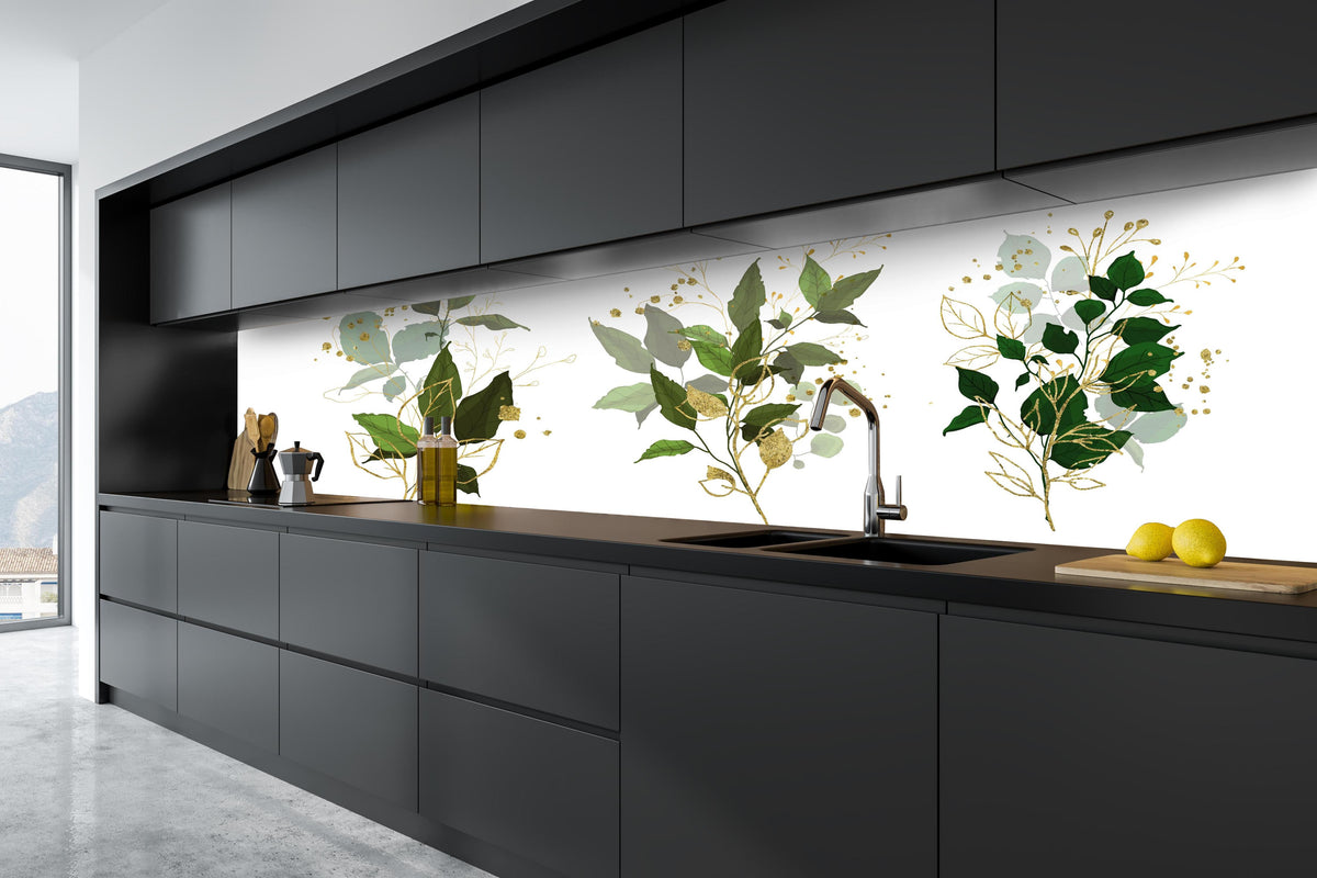 Küche - Elegante Pflanzenillustrationen in Goldtönen hinter weißen Hochglanz-Küchenregalen und schwarzem Wasserhahn