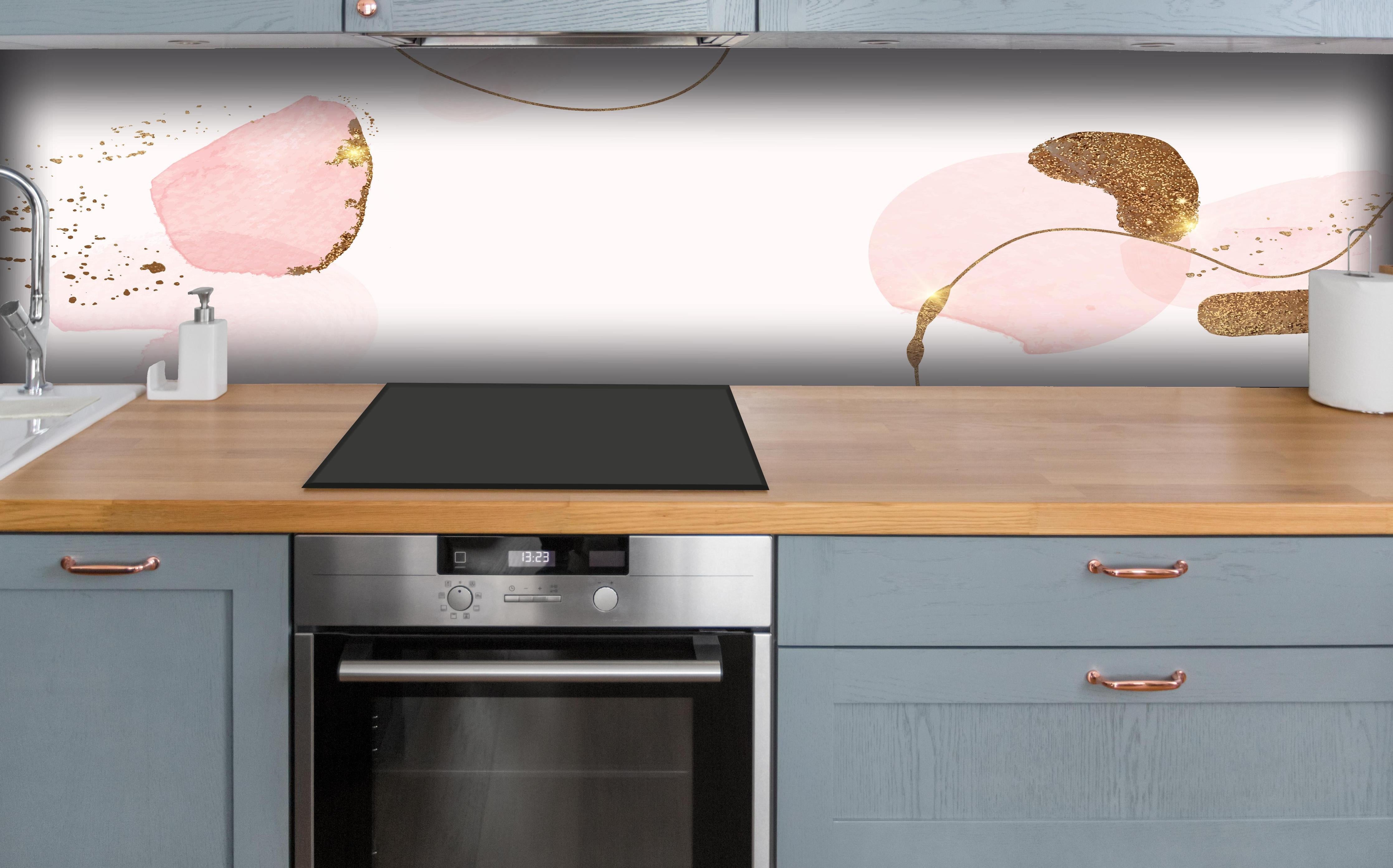 Küche - Elegante Rosa und Gold Muster Design hinter weißen Hochglanz-Küchenregalen und schwarzem Wasserhahn