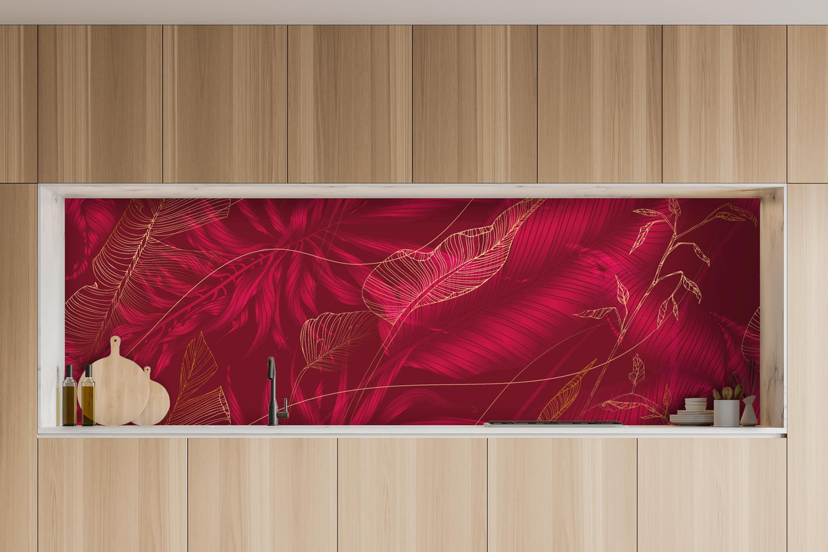 Küche - Elegante Rote Textur mit Blumenmuster hinter weißen Hochglanz-Küchenregalen und schwarzem Wasserhahn