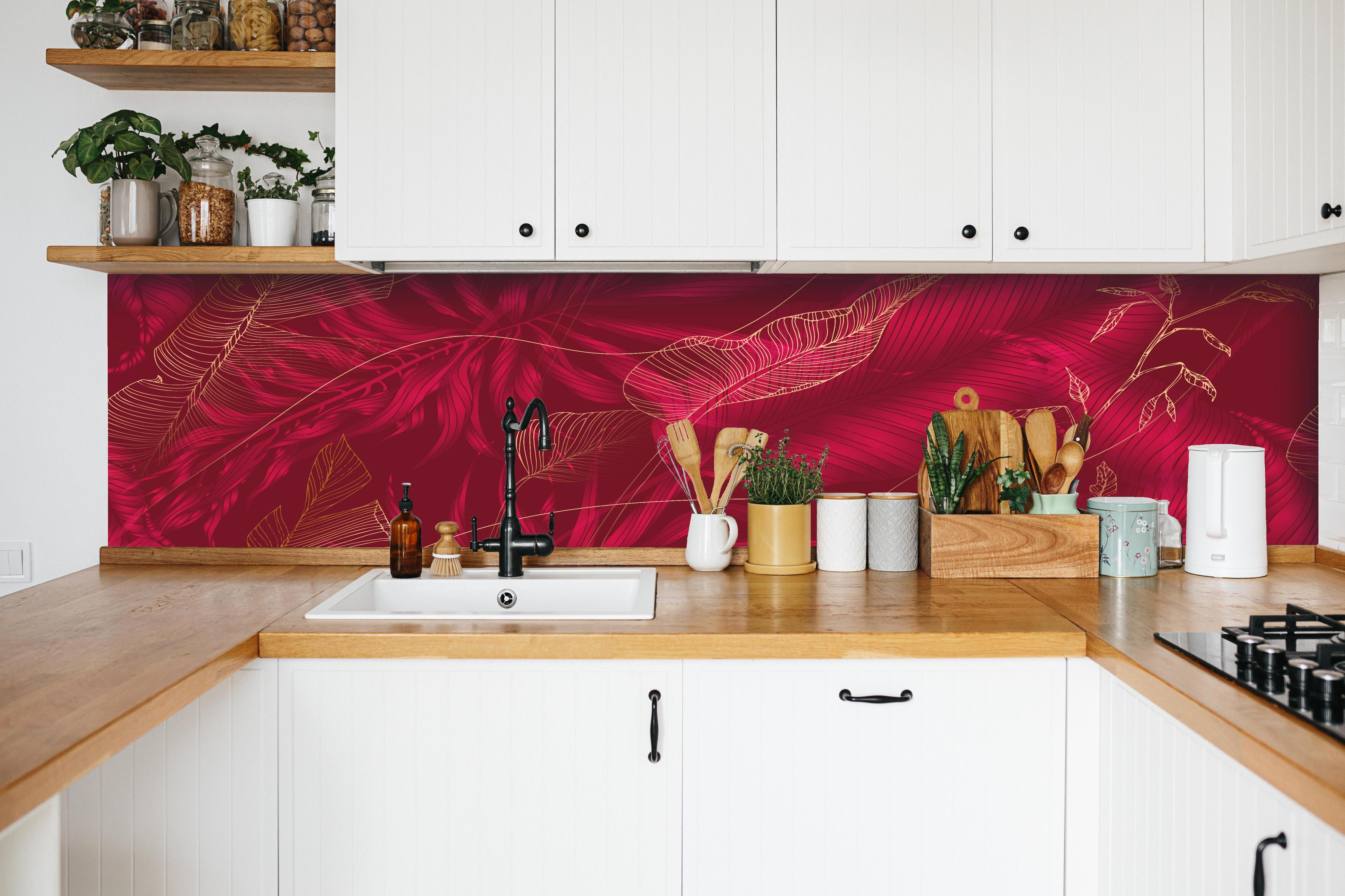 Küche - Elegante Rote Textur mit Blumenmuster hinter weißen Hochglanz-Küchenregalen und schwarzem Wasserhahn