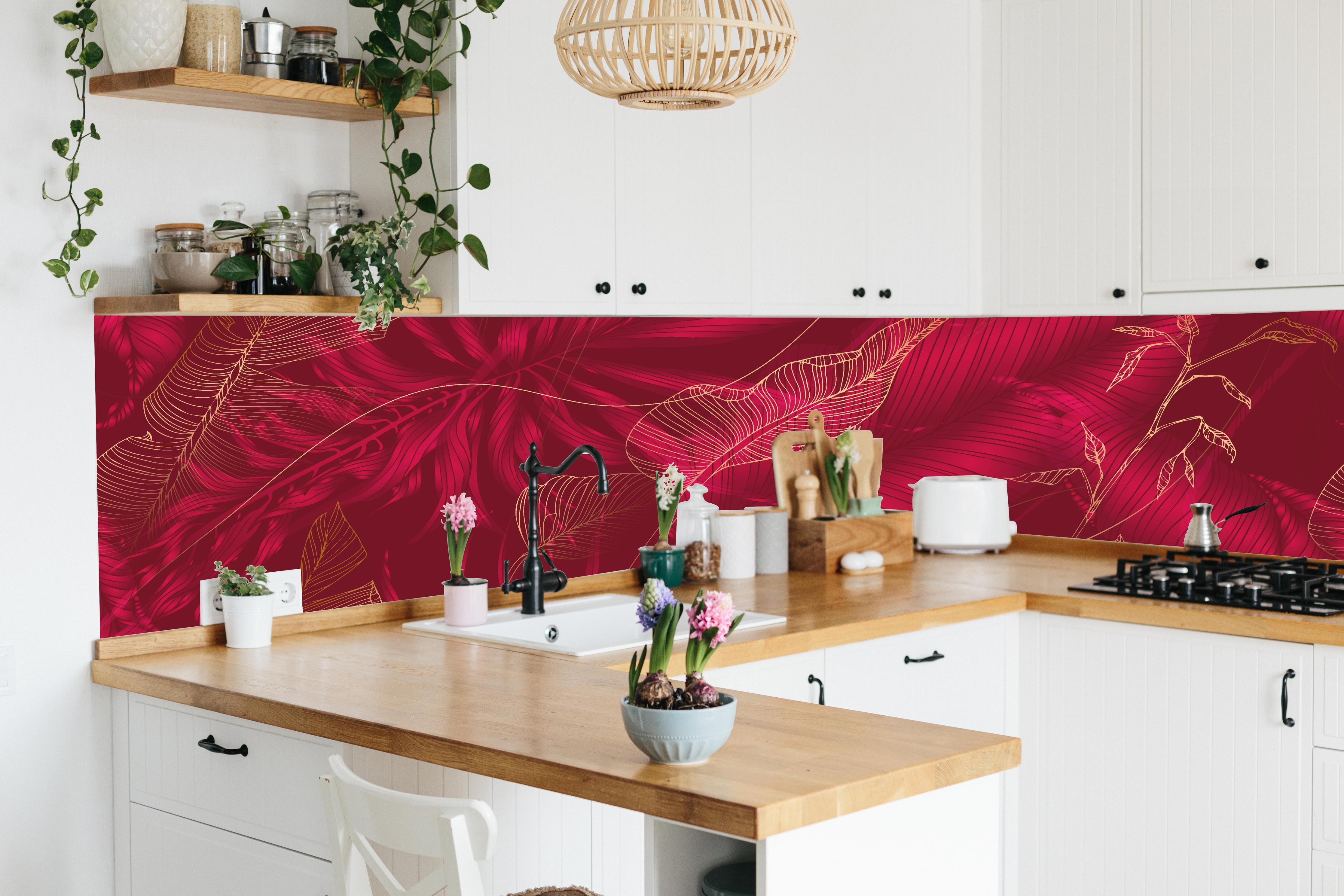 Küche - Elegante Rote Textur mit Blumenmuster hinter weißen Hochglanz-Küchenregalen und schwarzem Wasserhahn