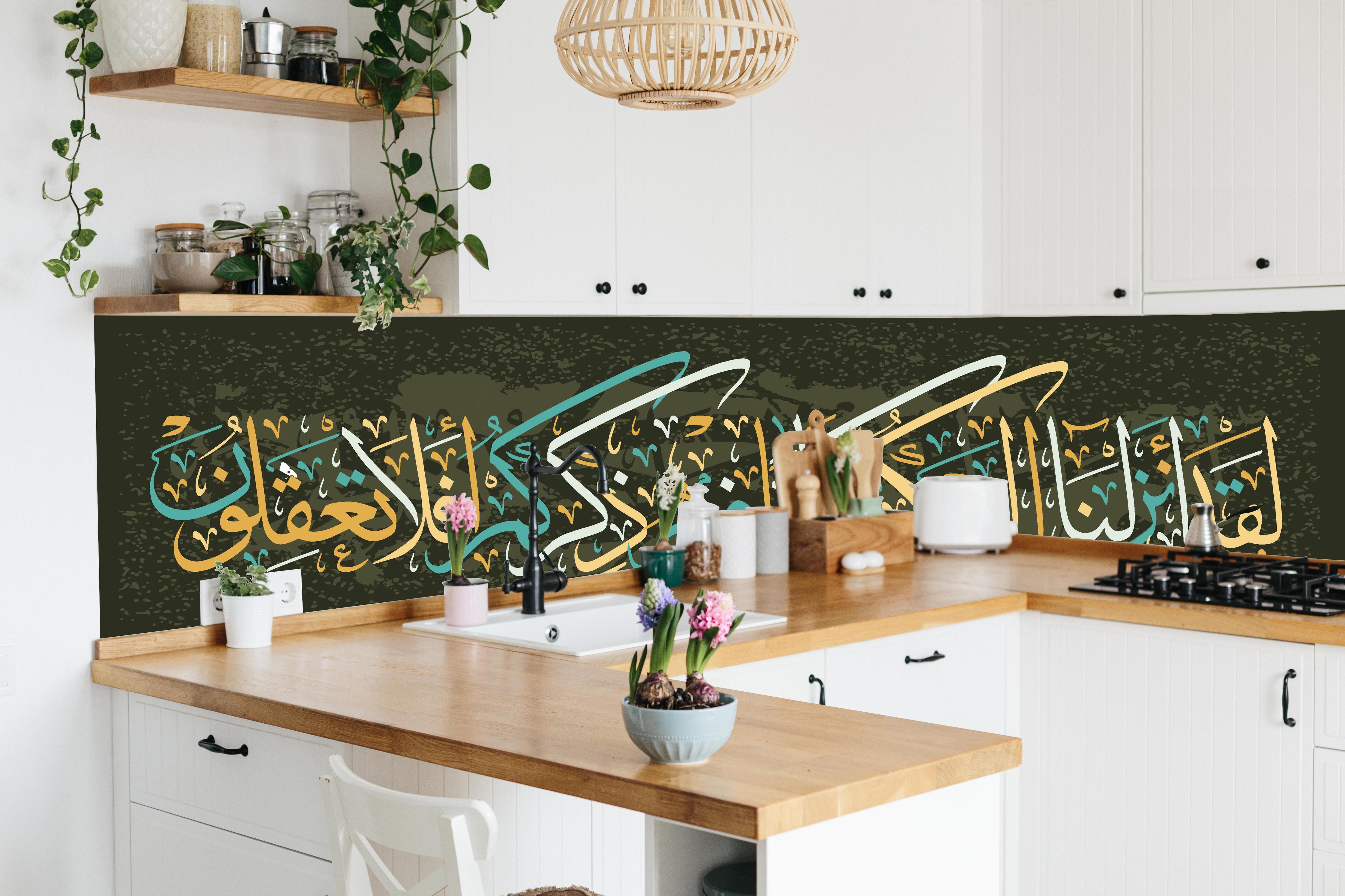 Küche - Elegante Weiß-Goldene Arabische Schriftkunst hinter weißen Hochglanz-Küchenregalen und schwarzem Wasserhahn