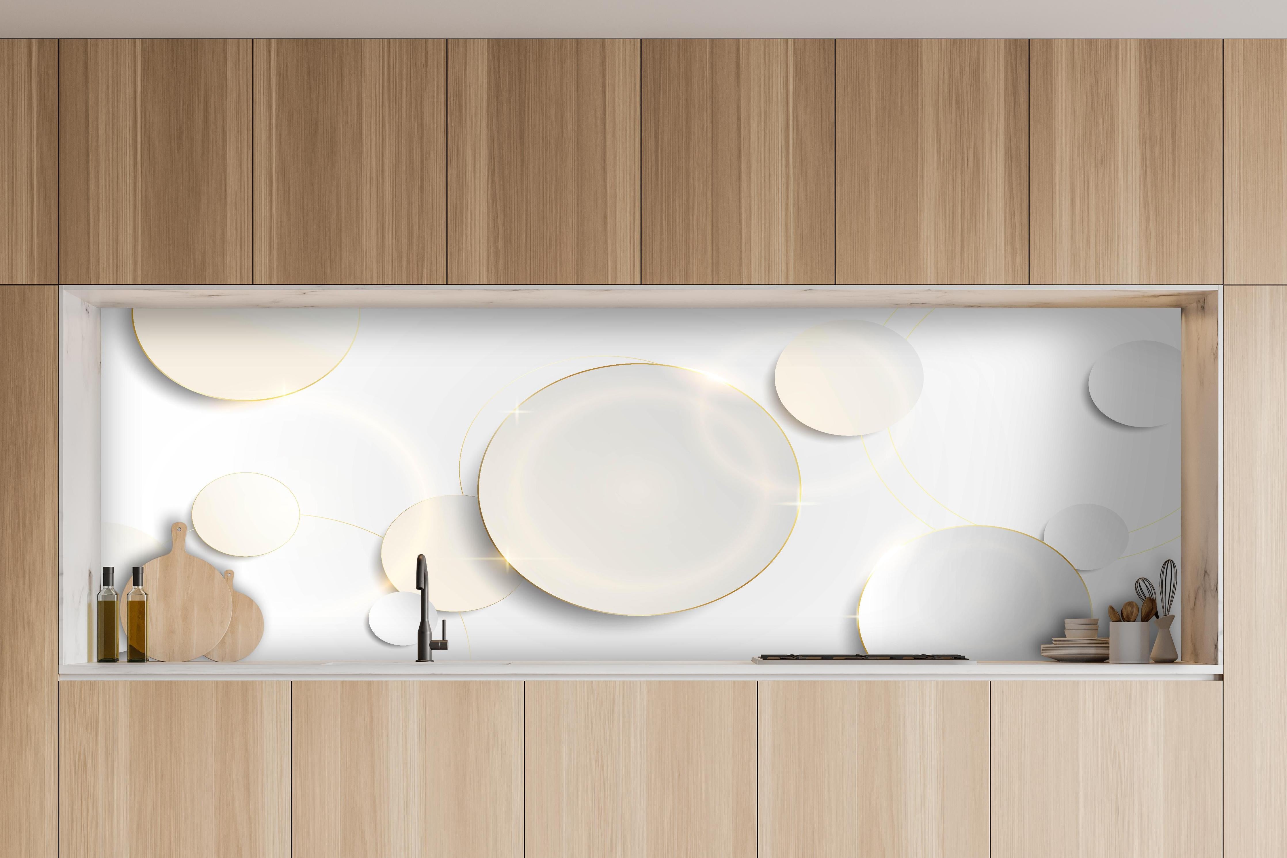 Küche - Elegante Weiße und Goldene Dekorative Elemente hinter weißen Hochglanz-Küchenregalen und schwarzem Wasserhahn