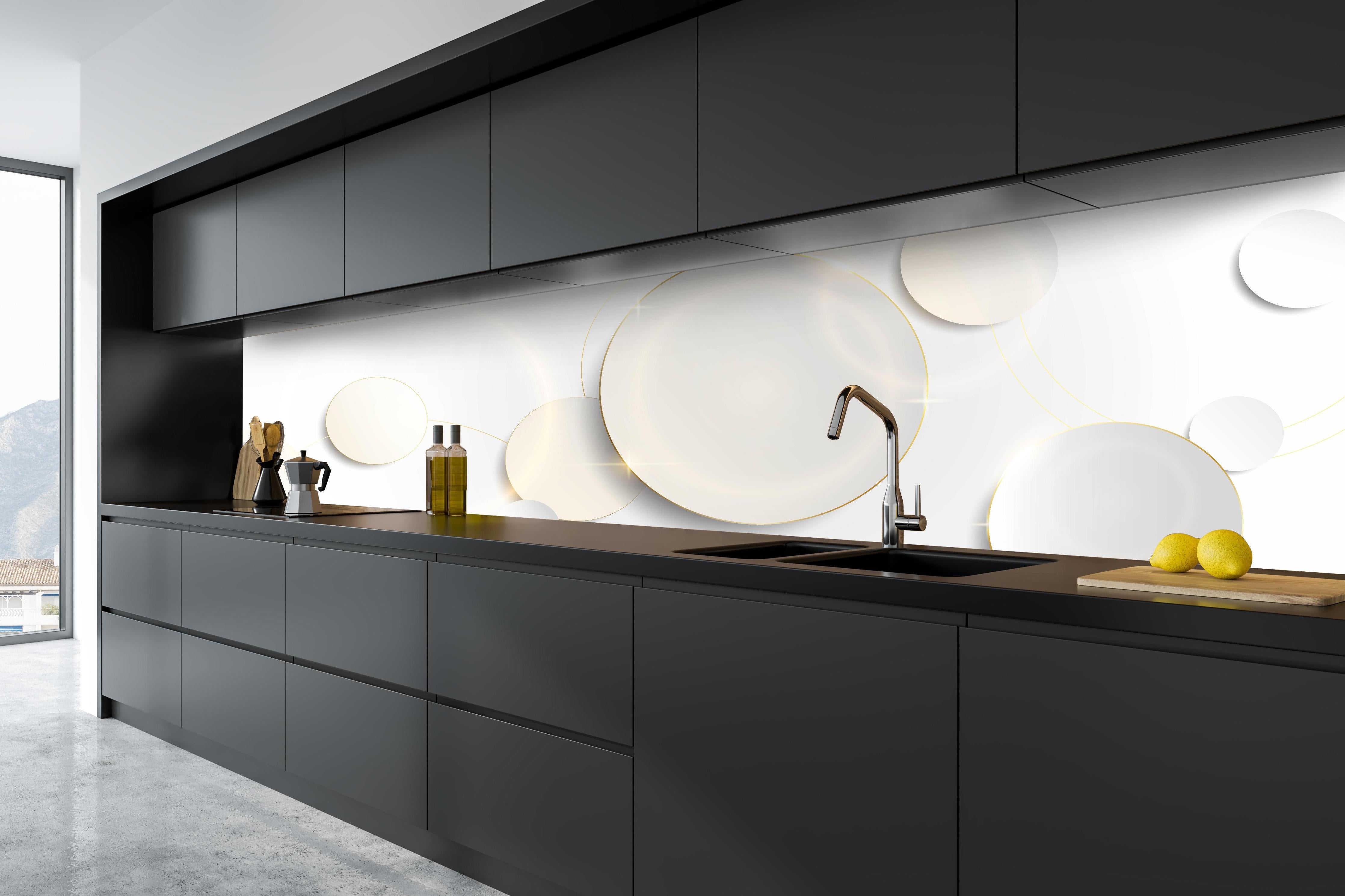 Küche - Elegante Weiße und Goldene Dekorative Elemente hinter weißen Hochglanz-Küchenregalen und schwarzem Wasserhahn