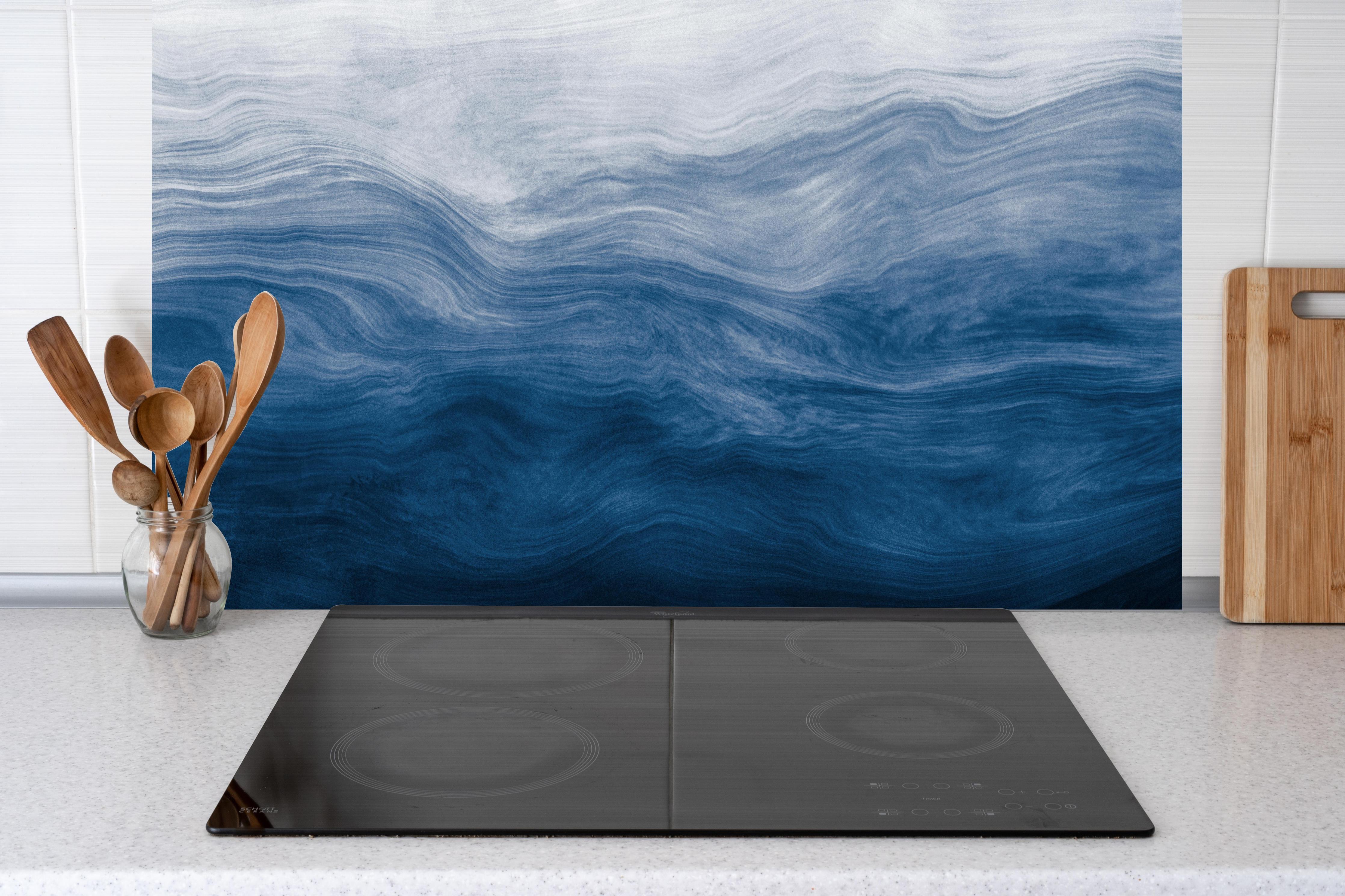 Küche - Elegante abstrakte Wellenstruktur in verschiedenen Blautönen mit Farbverlauf hinter weißen Hochglanz-Küchenregalen und schwarzem Wasserhahn