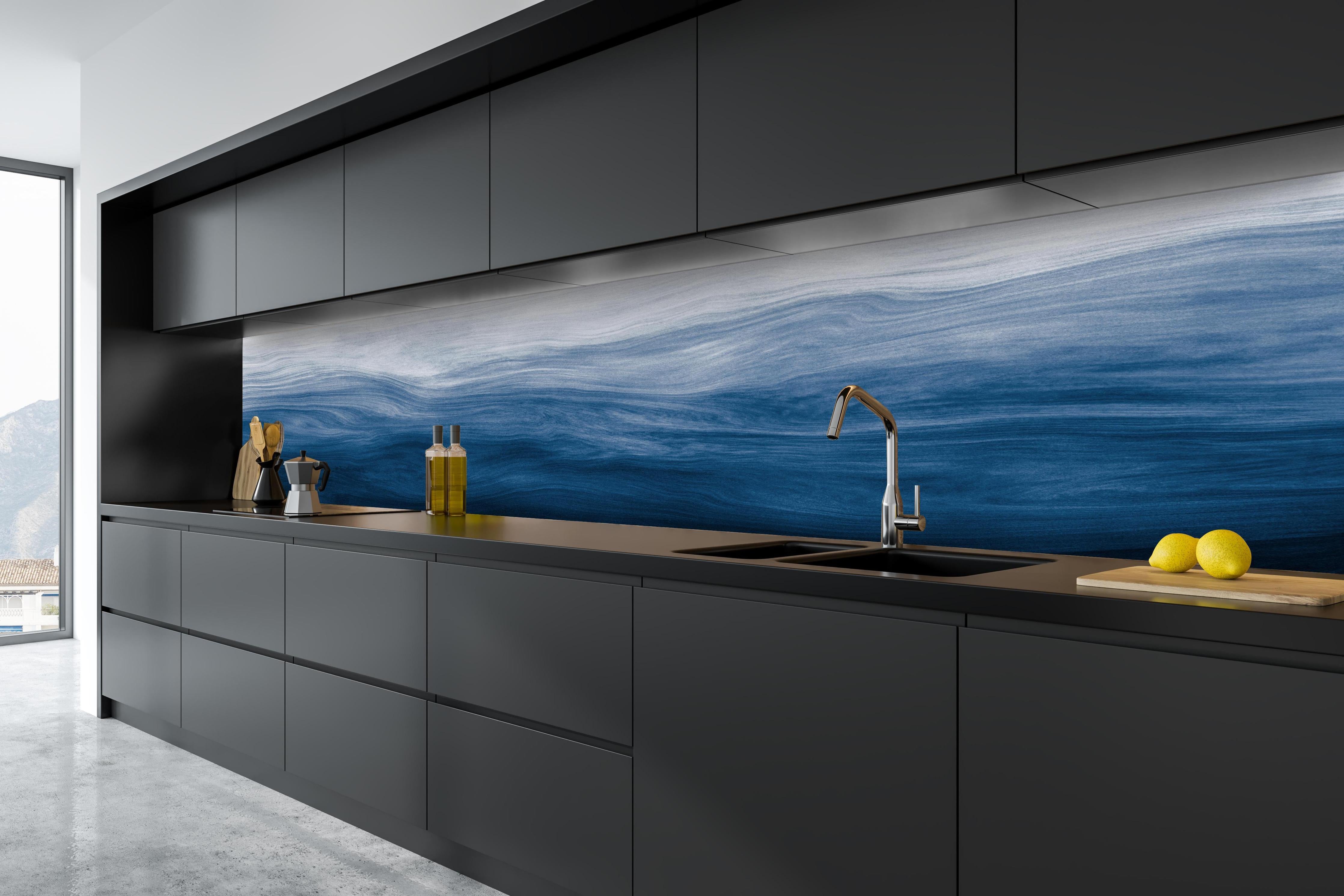 Küche - Elegante abstrakte Wellenstruktur in verschiedenen Blautönen mit Farbverlauf hinter weißen Hochglanz-Küchenregalen und schwarzem Wasserhahn