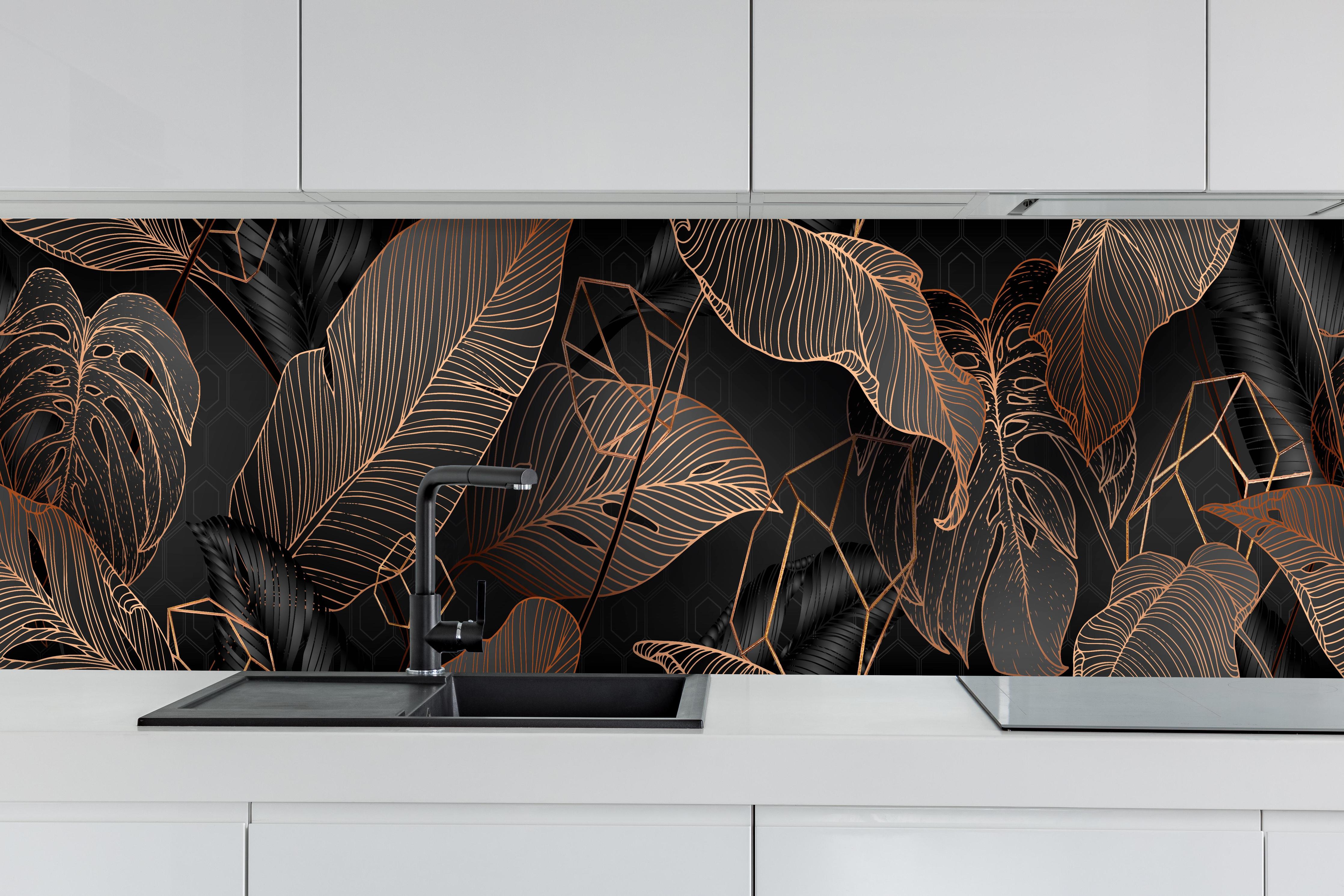 Küche - Elegante bronzene Blattlinien auf Schwarz hinter weißen Hochglanz-Küchenregalen und schwarzem Wasserhahn