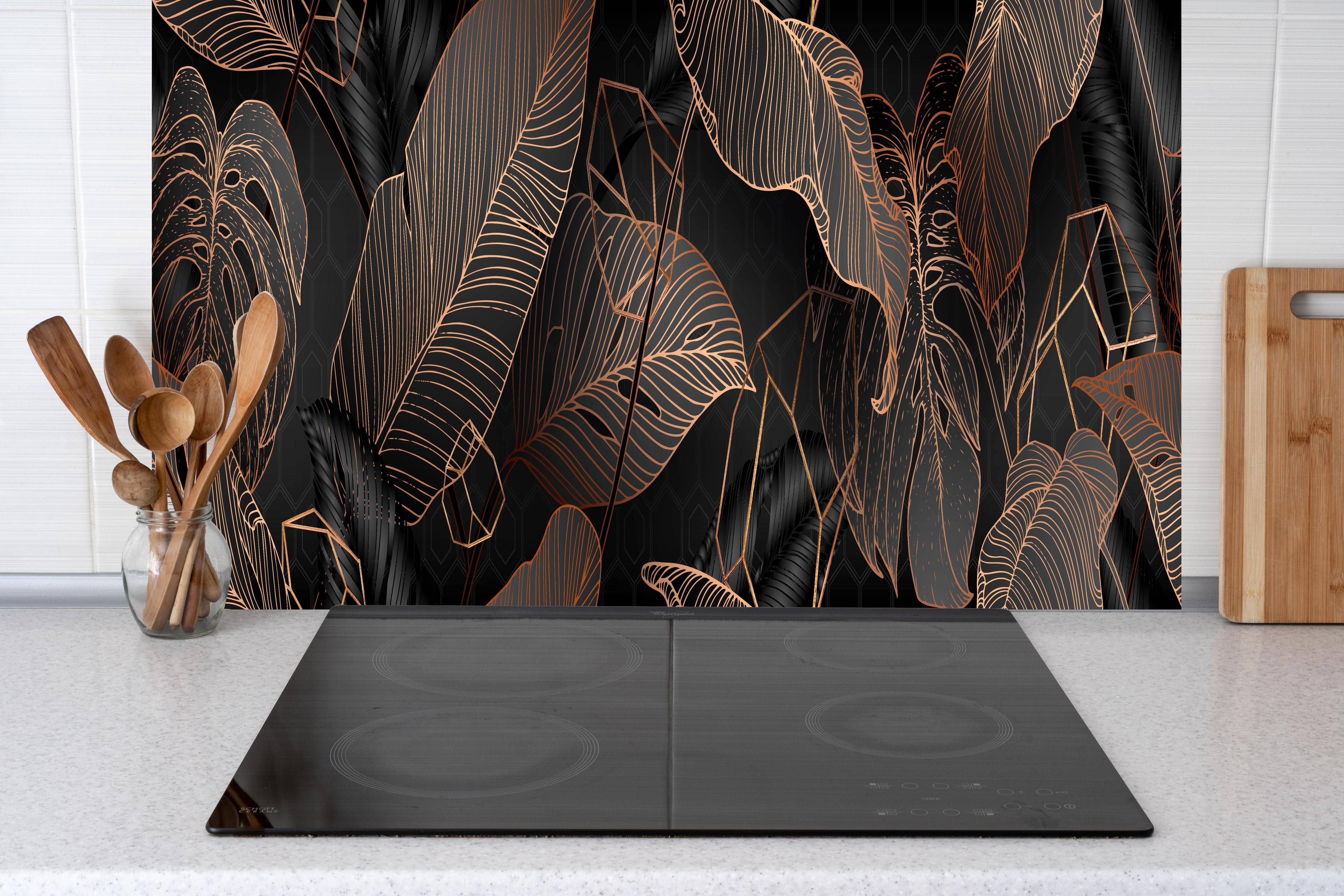 Küche - Elegante bronzene Blattlinien auf Schwarz hinter weißen Hochglanz-Küchenregalen und schwarzem Wasserhahn