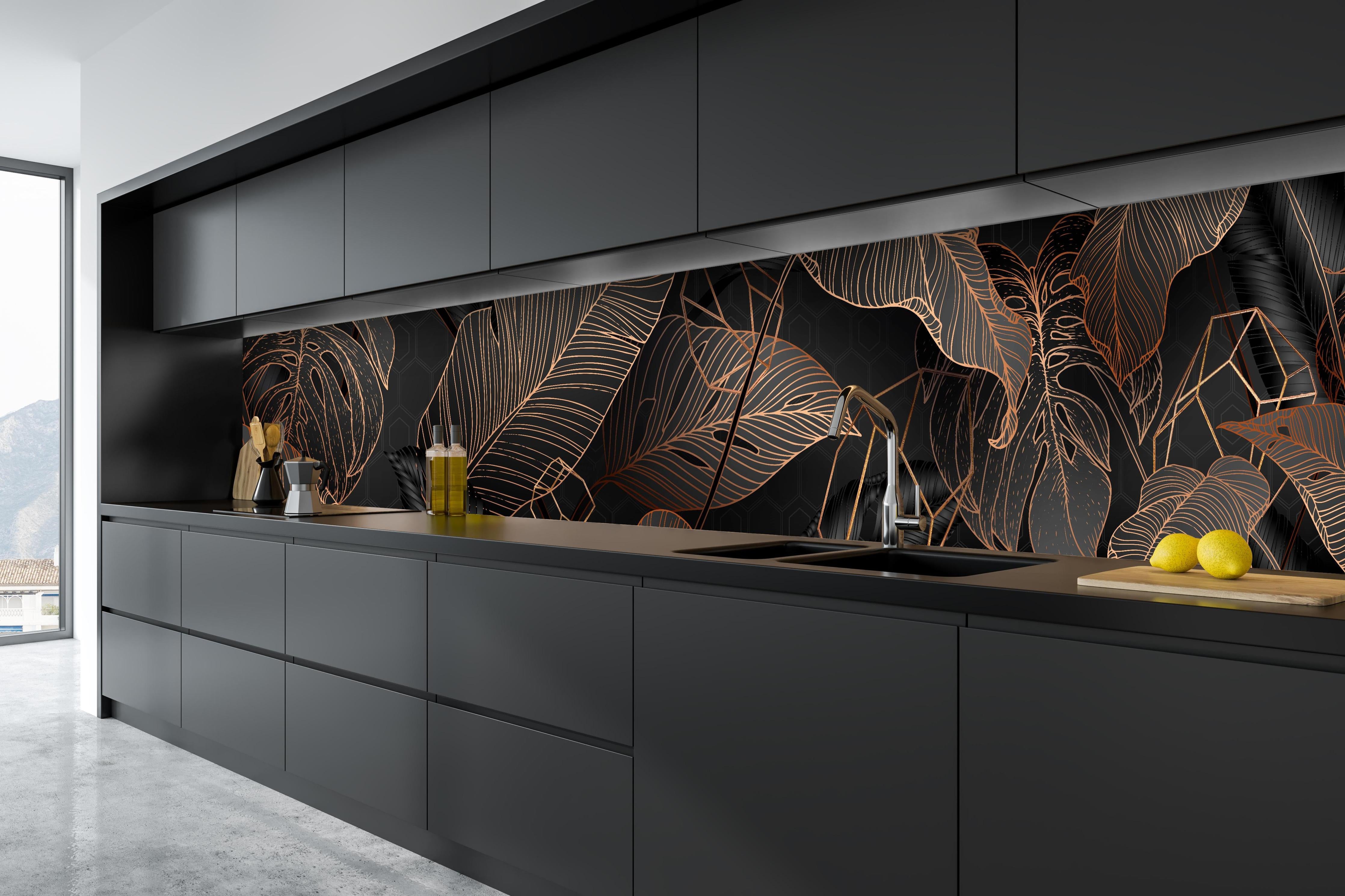 Küche - Elegante bronzene Blattlinien auf Schwarz hinter weißen Hochglanz-Küchenregalen und schwarzem Wasserhahn