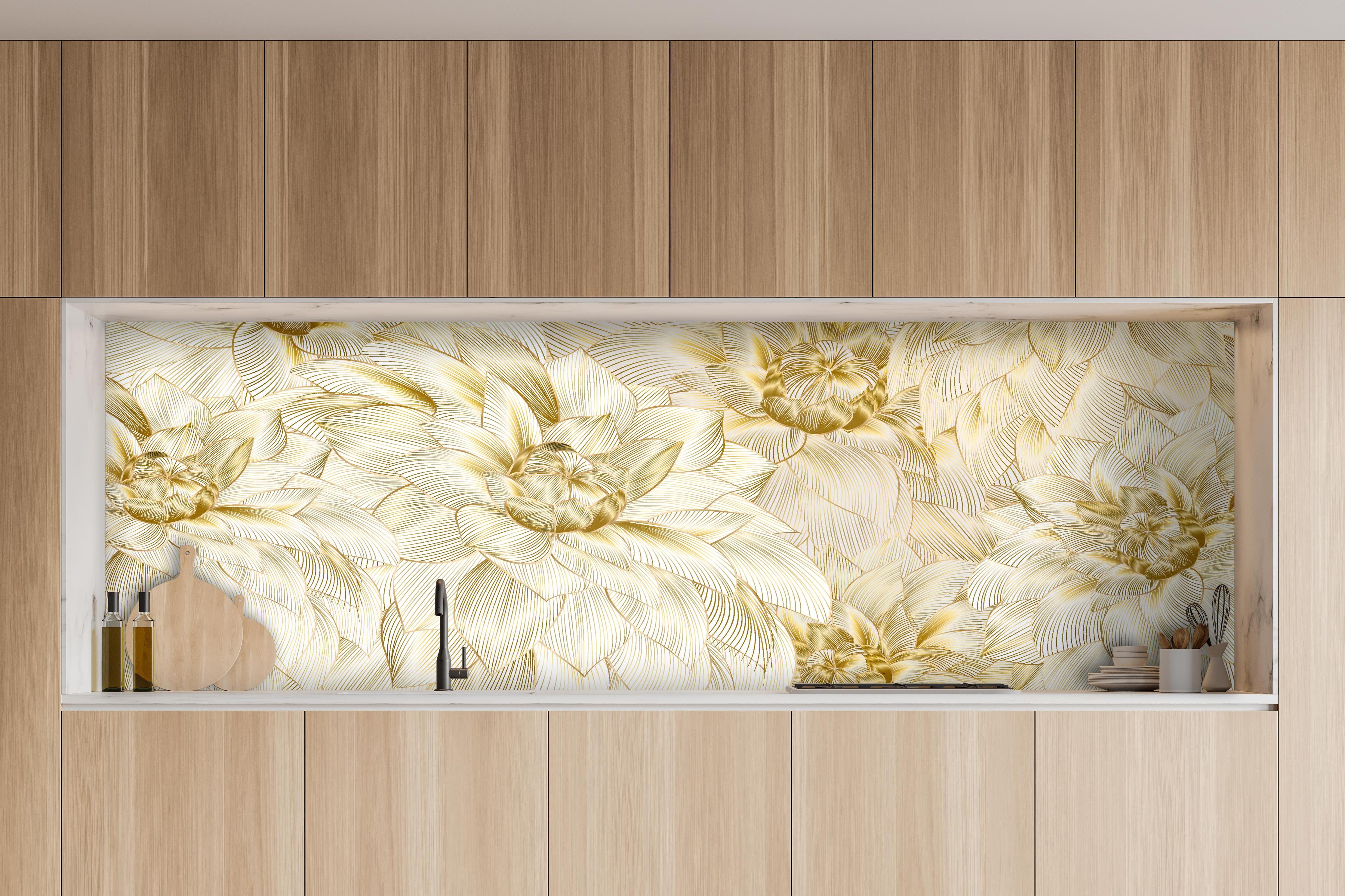 Küche - Elegante goldene Blumenmuster Textur hinter weißen Hochglanz-Küchenregalen und schwarzem Wasserhahn